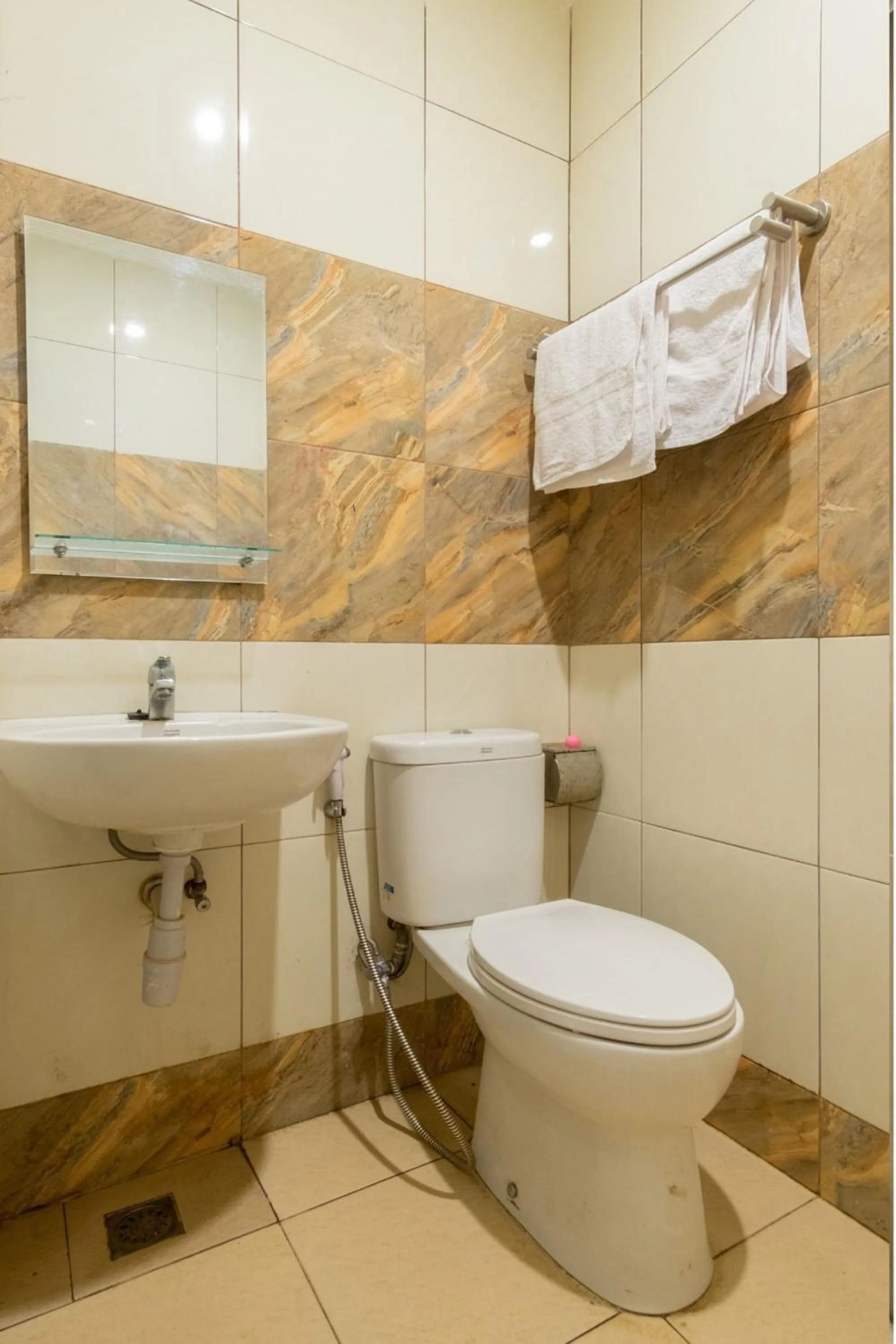 Bathroom in OYO LIfe 93129 Kost Mangga