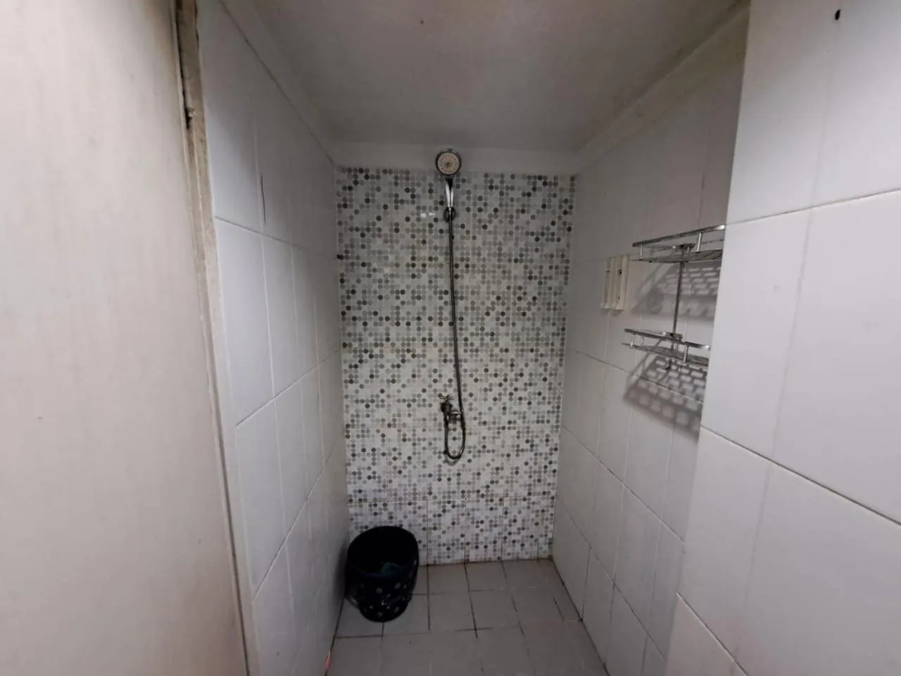 Bathroom in OYO Life 93106 Apartement Grand Sentraland By Andi