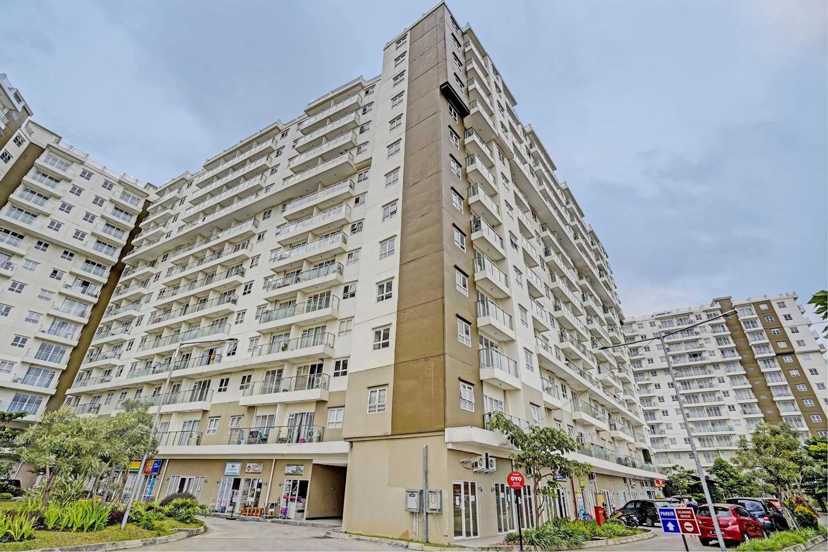 Facade/entrance in OYO Life 93065 Apartemen Gateway Pasteur By Glory Rent