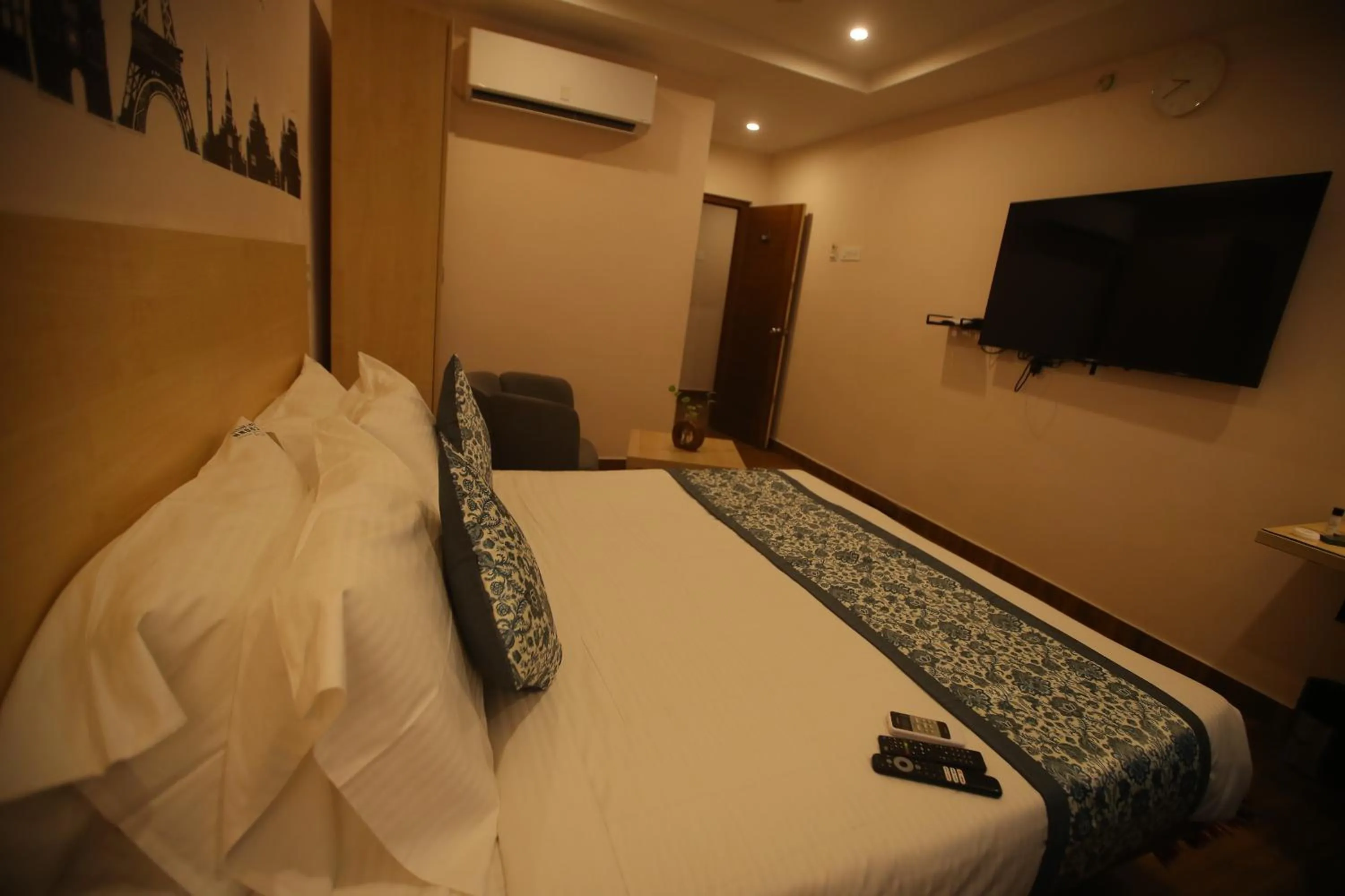 Bed in De Crown Luxury Hotel