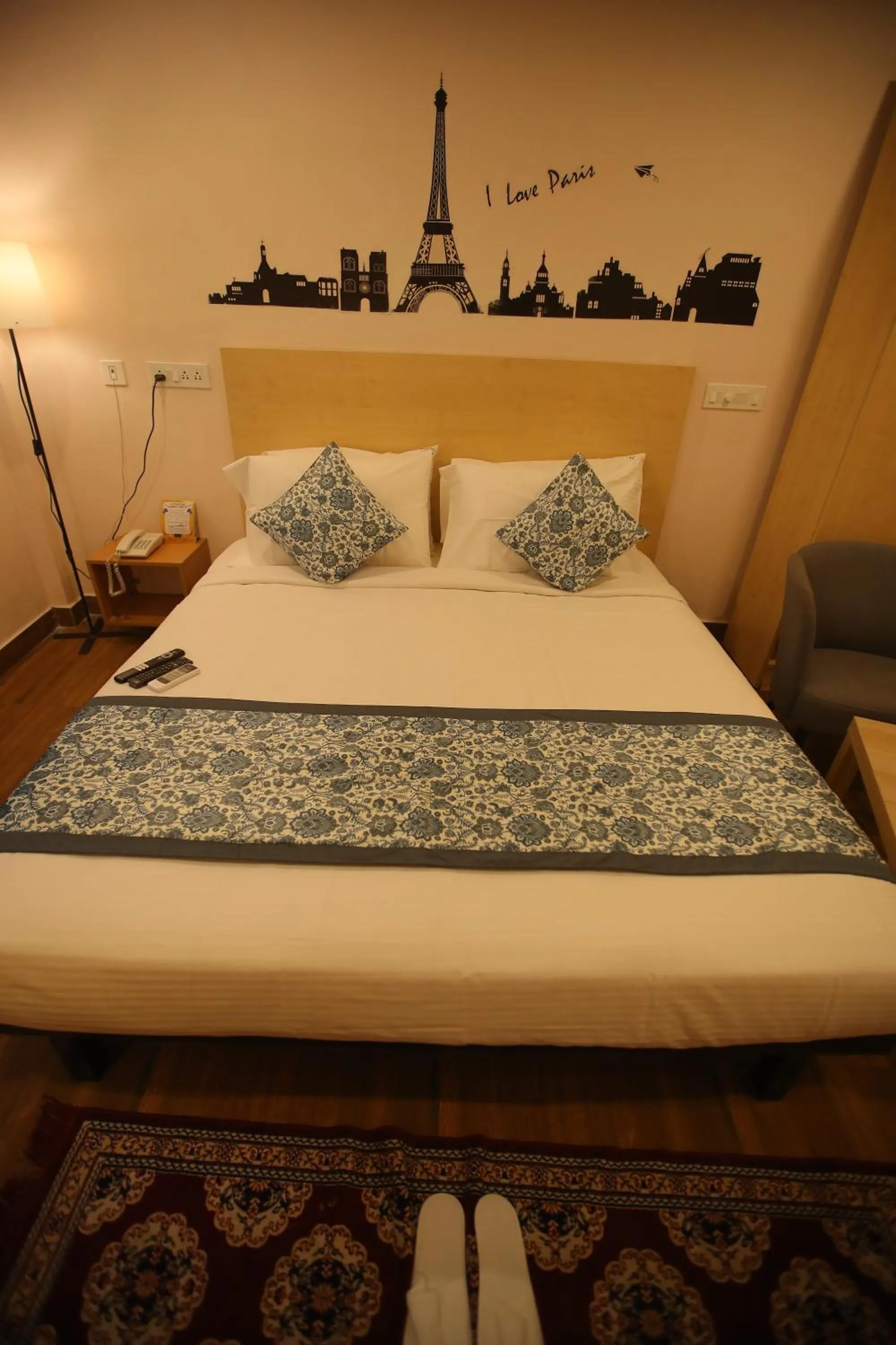 Bed in De Crown Luxury Hotel