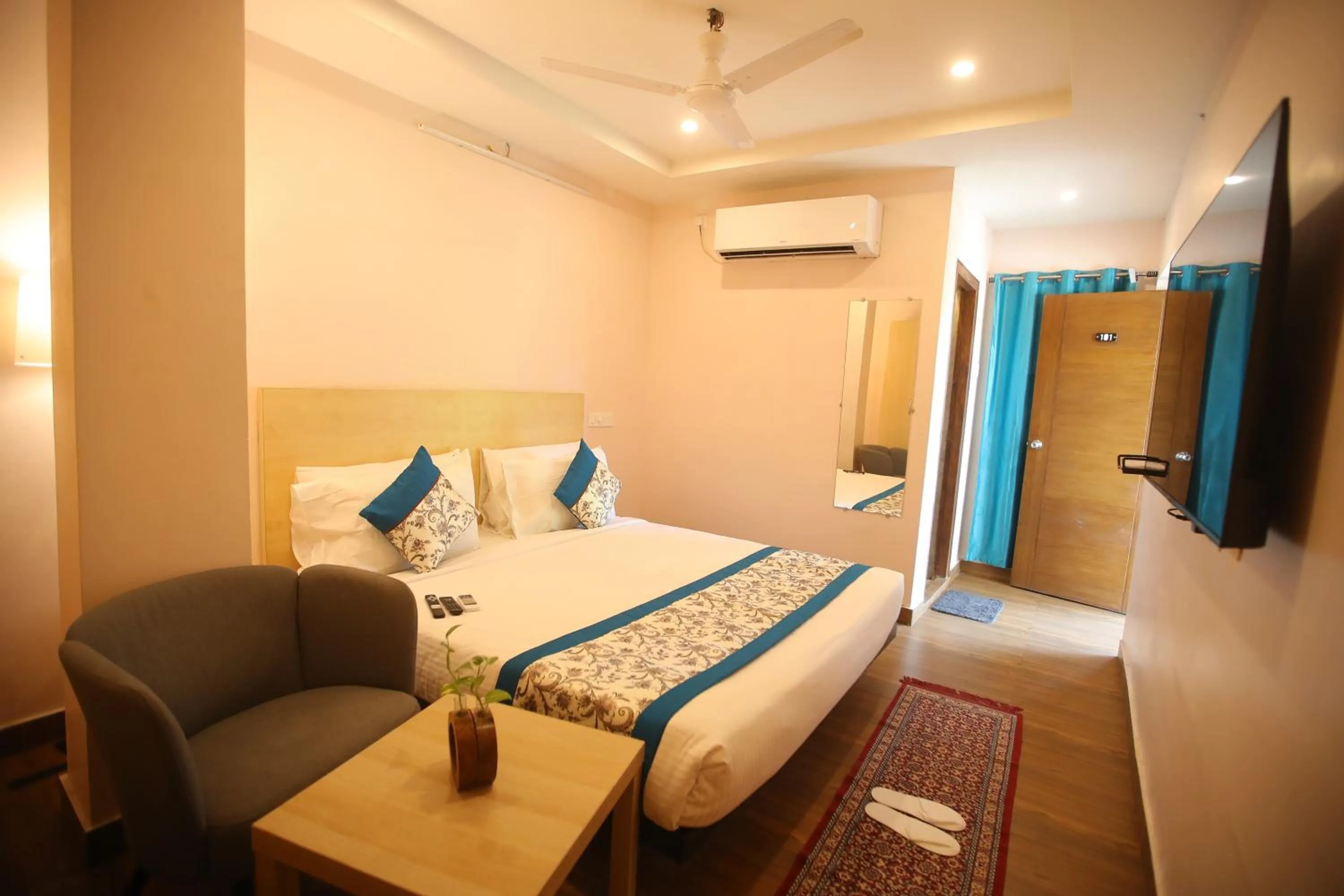 Bed in De Crown Luxury Hotel