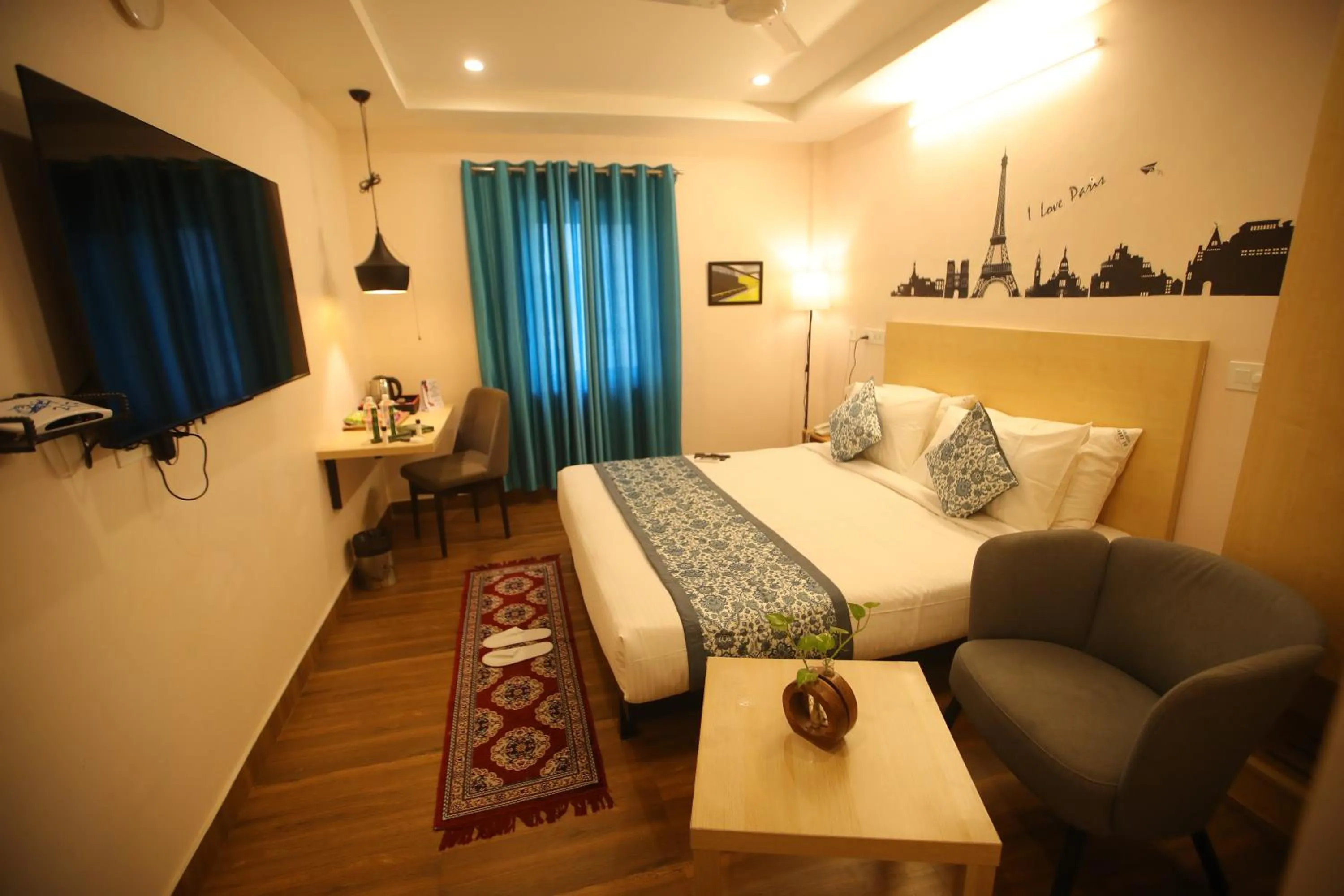 Bed in De Crown Luxury Hotel