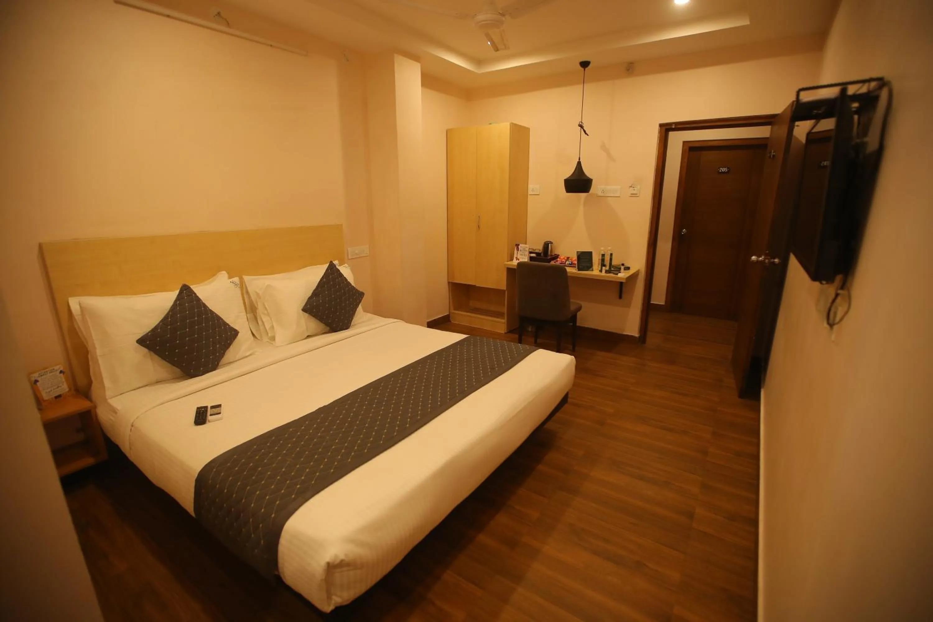 Bed in De Crown Luxury Hotel