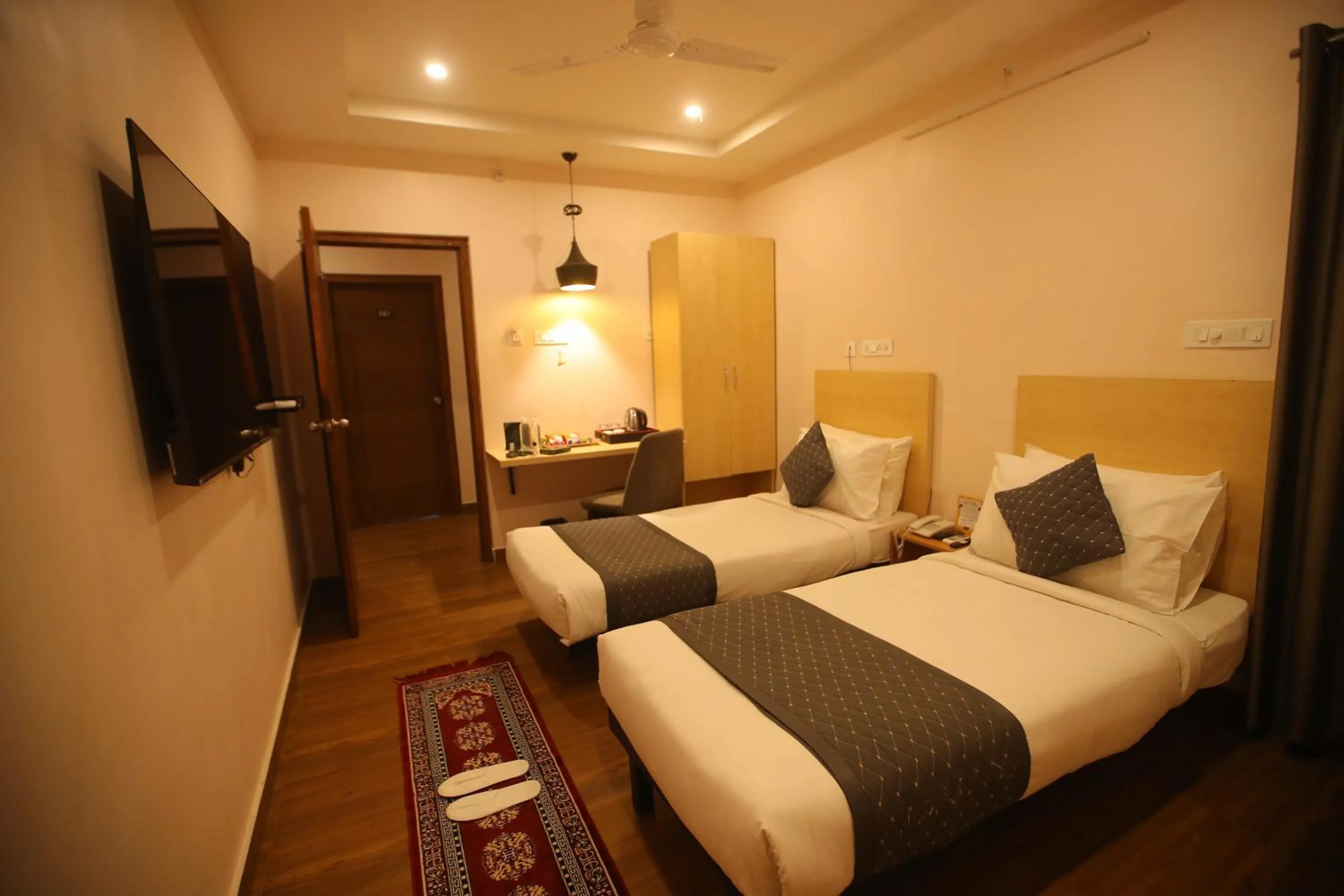 Bed in De Crown Luxury Hotel