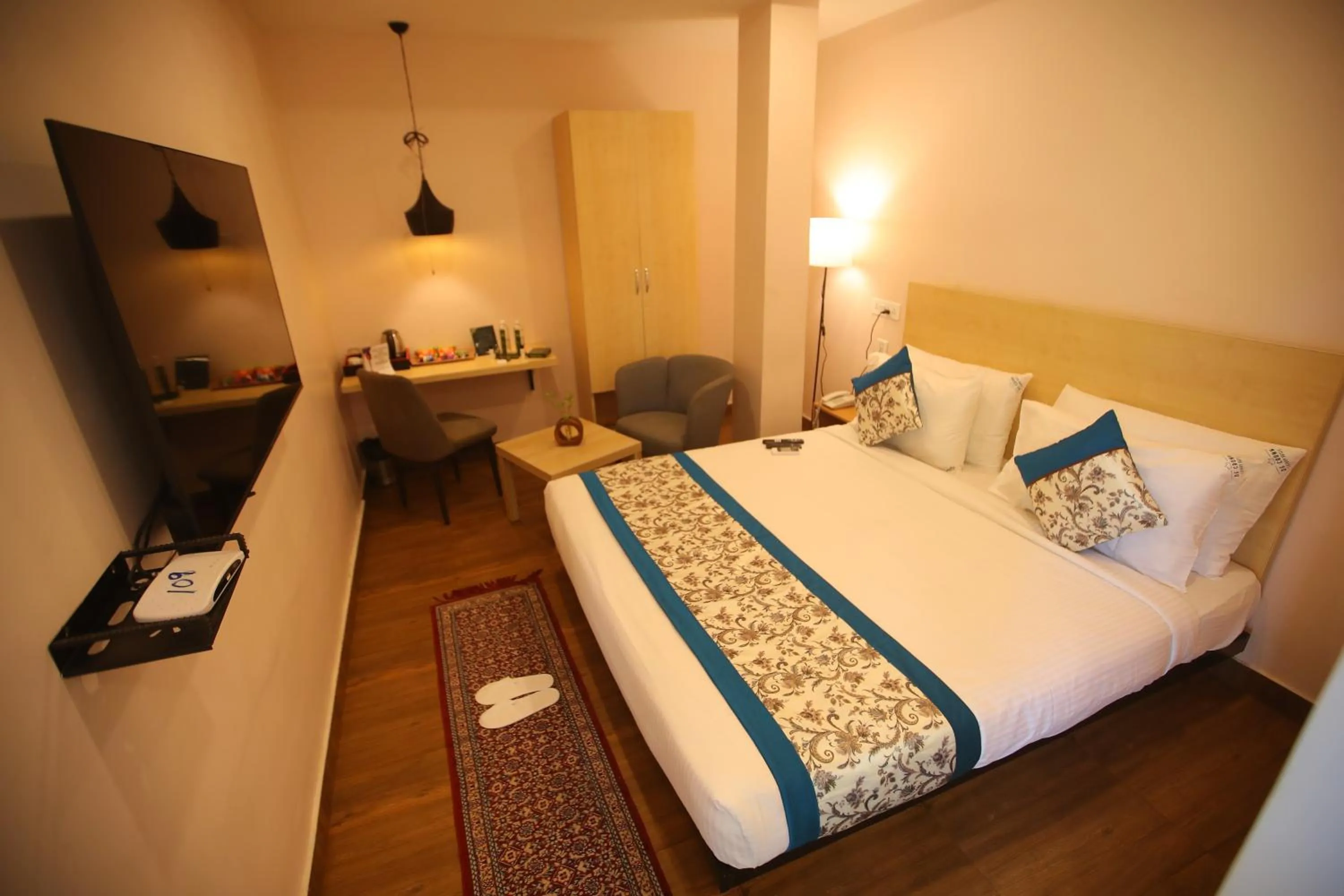 Bed in De Crown Luxury Hotel