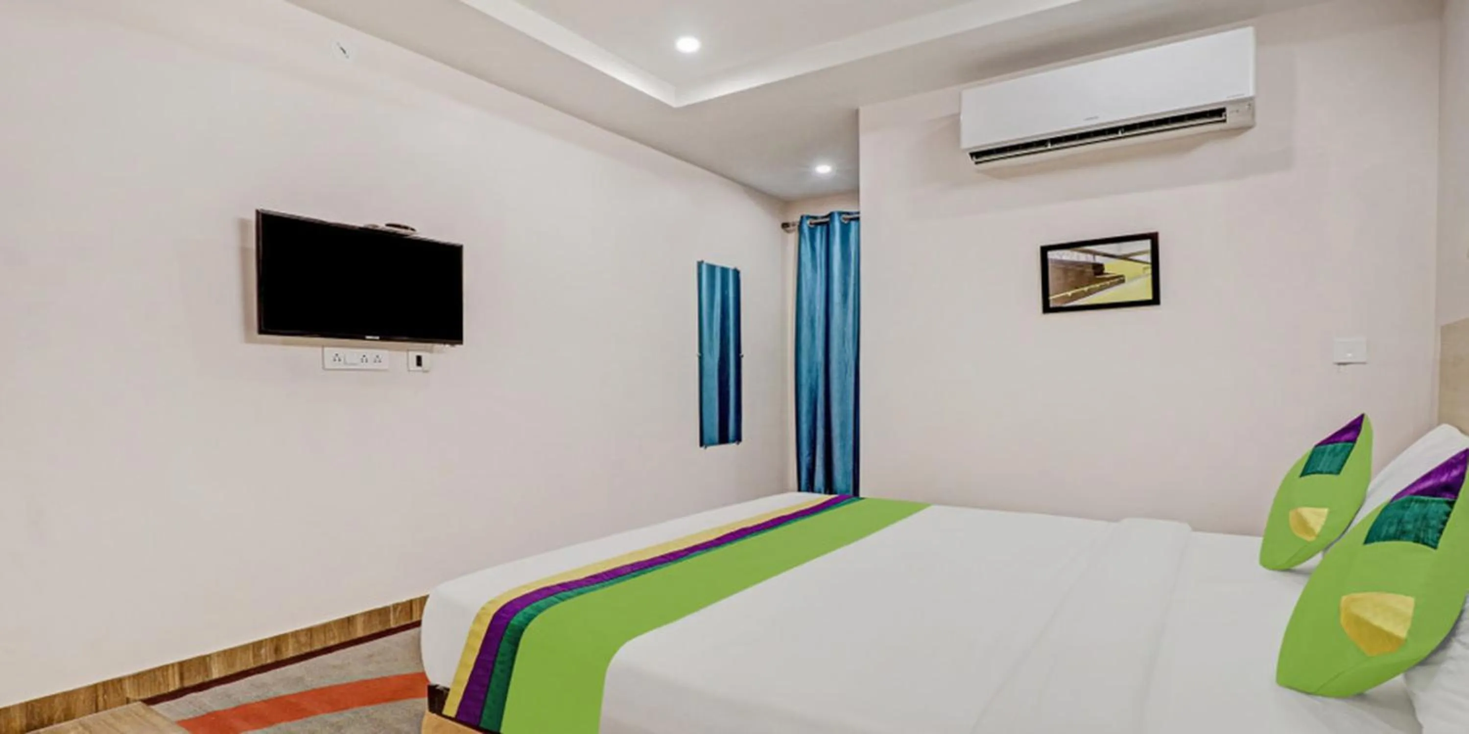 Bedroom, Bed in De Crown Luxury Hotel