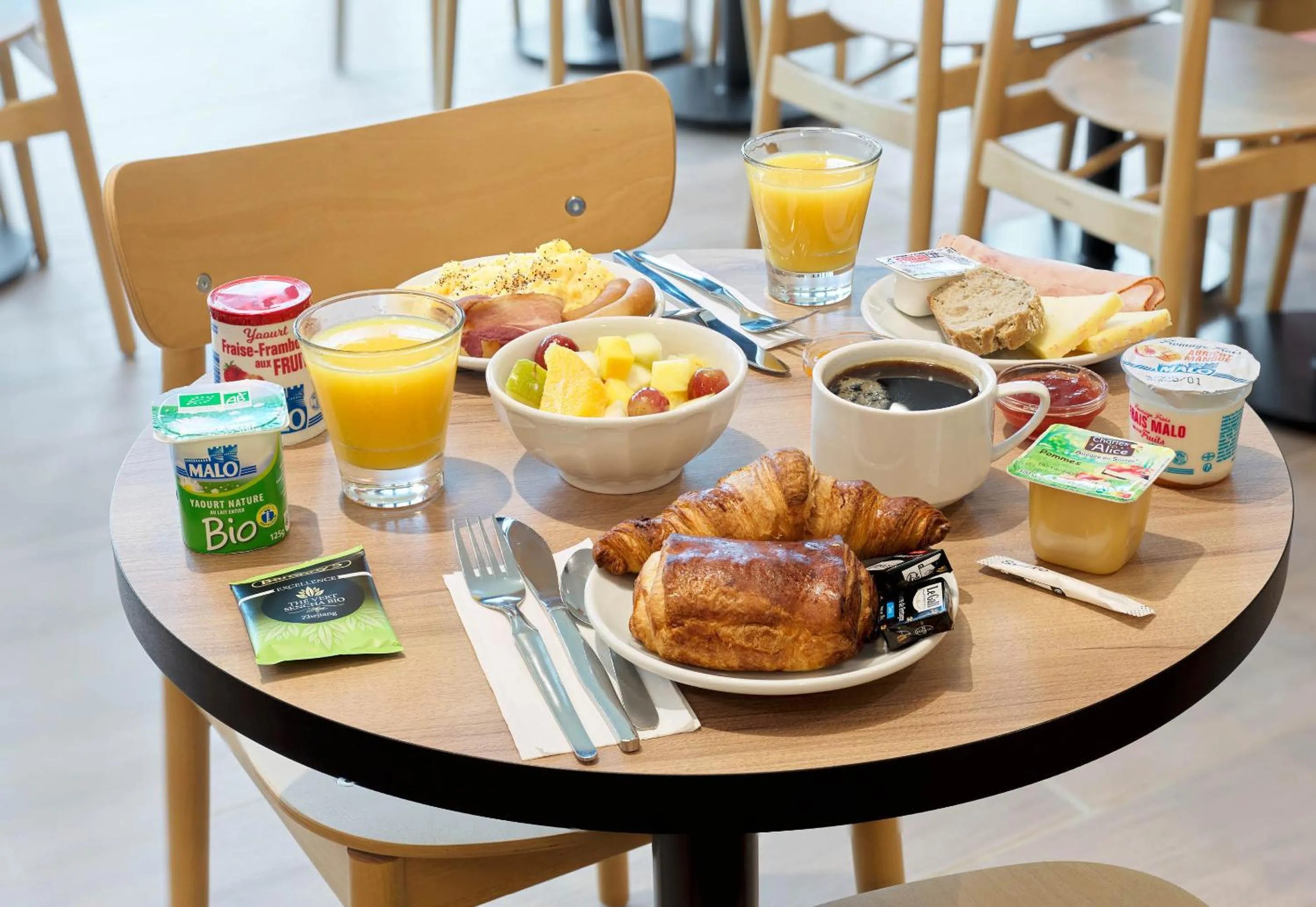 Buffet breakfast in B&B HOTEL Cergy Saint-Christophe Gare