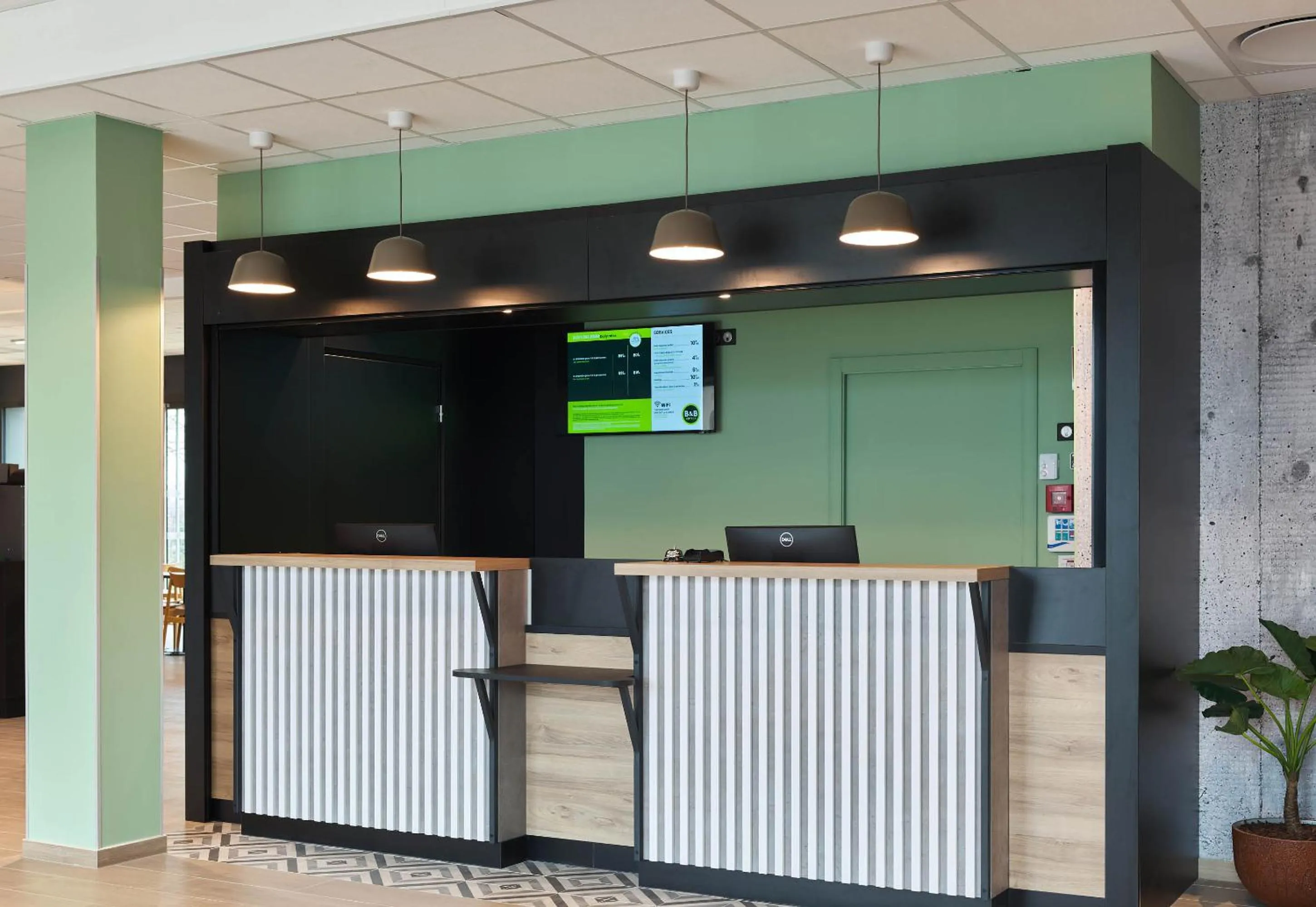 Lobby or reception in B&B HOTEL Cergy Saint-Christophe Gare