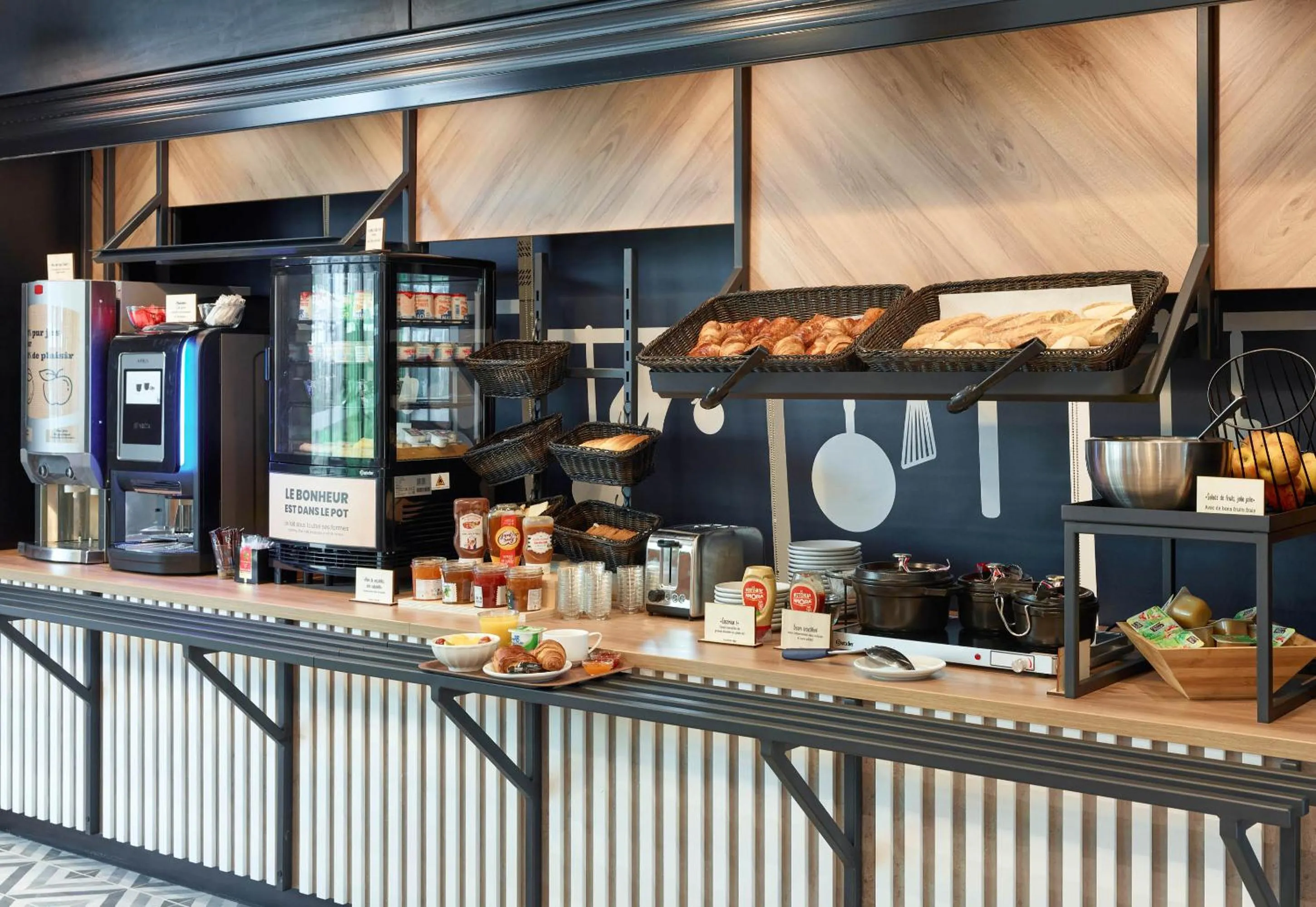 Buffet breakfast in B&B HOTEL Cergy Saint-Christophe Gare