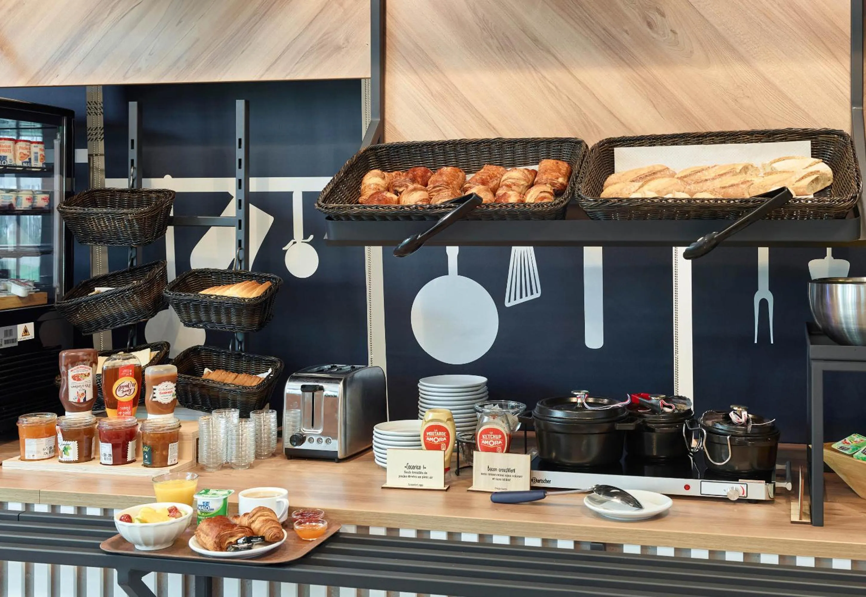 Buffet breakfast in B&B HOTEL Cergy Saint-Christophe Gare