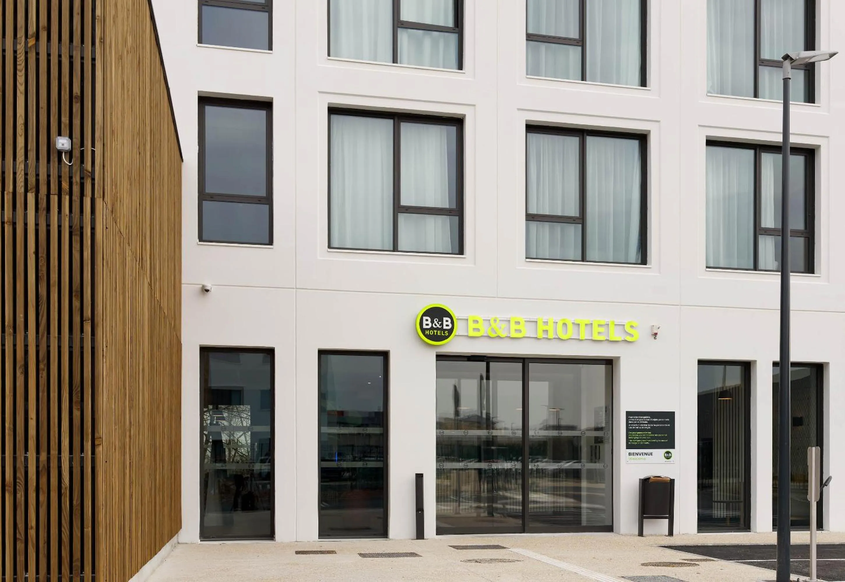 Facade/entrance in B&B HOTEL Cergy Saint-Christophe Gare