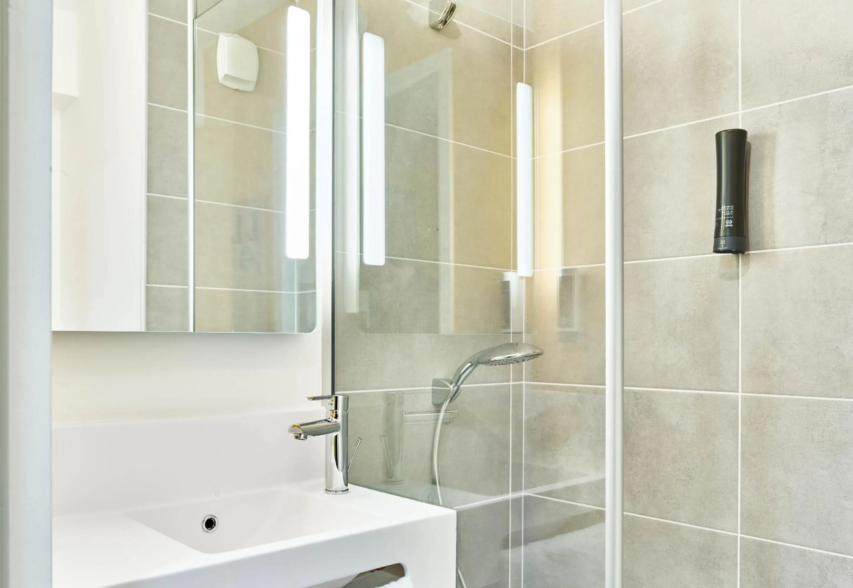 Bathroom in B&B HOTEL Cergy Saint-Christophe Gare