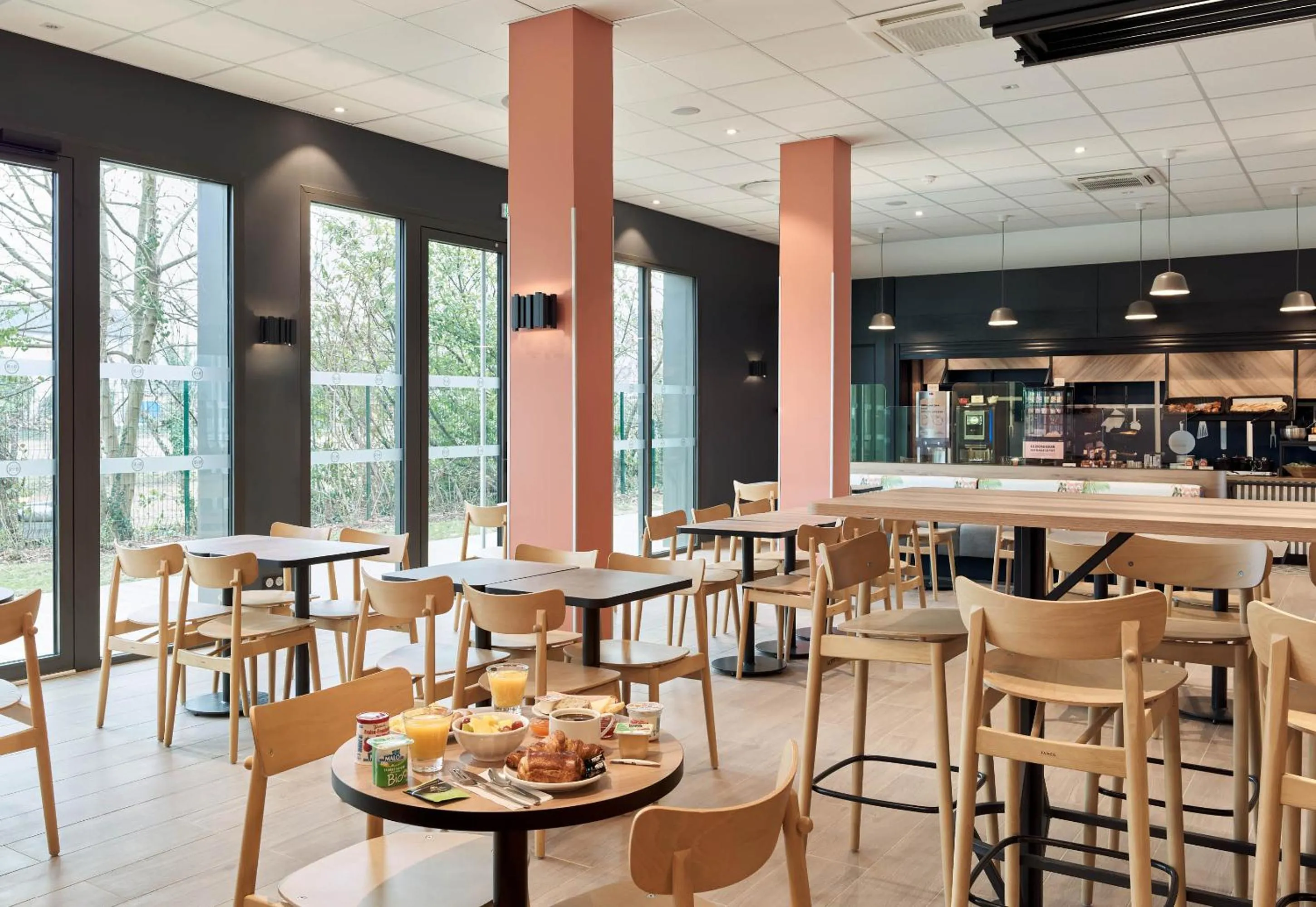 Restaurant/places to eat in B&B HOTEL Cergy Saint-Christophe Gare