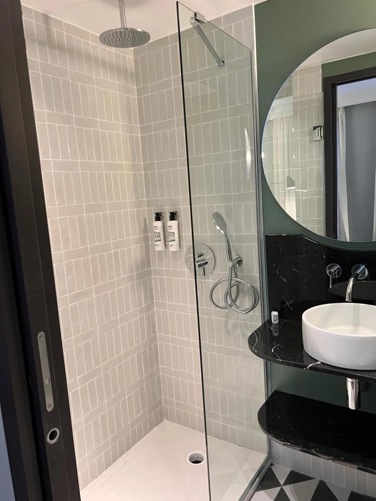 Shower in LE CLARK HOTEL