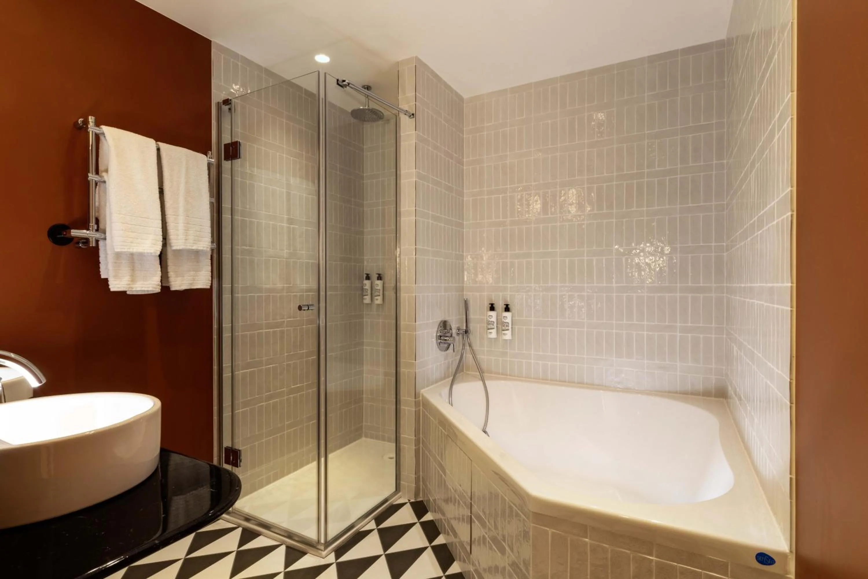 Shower in LE CLARK HOTEL