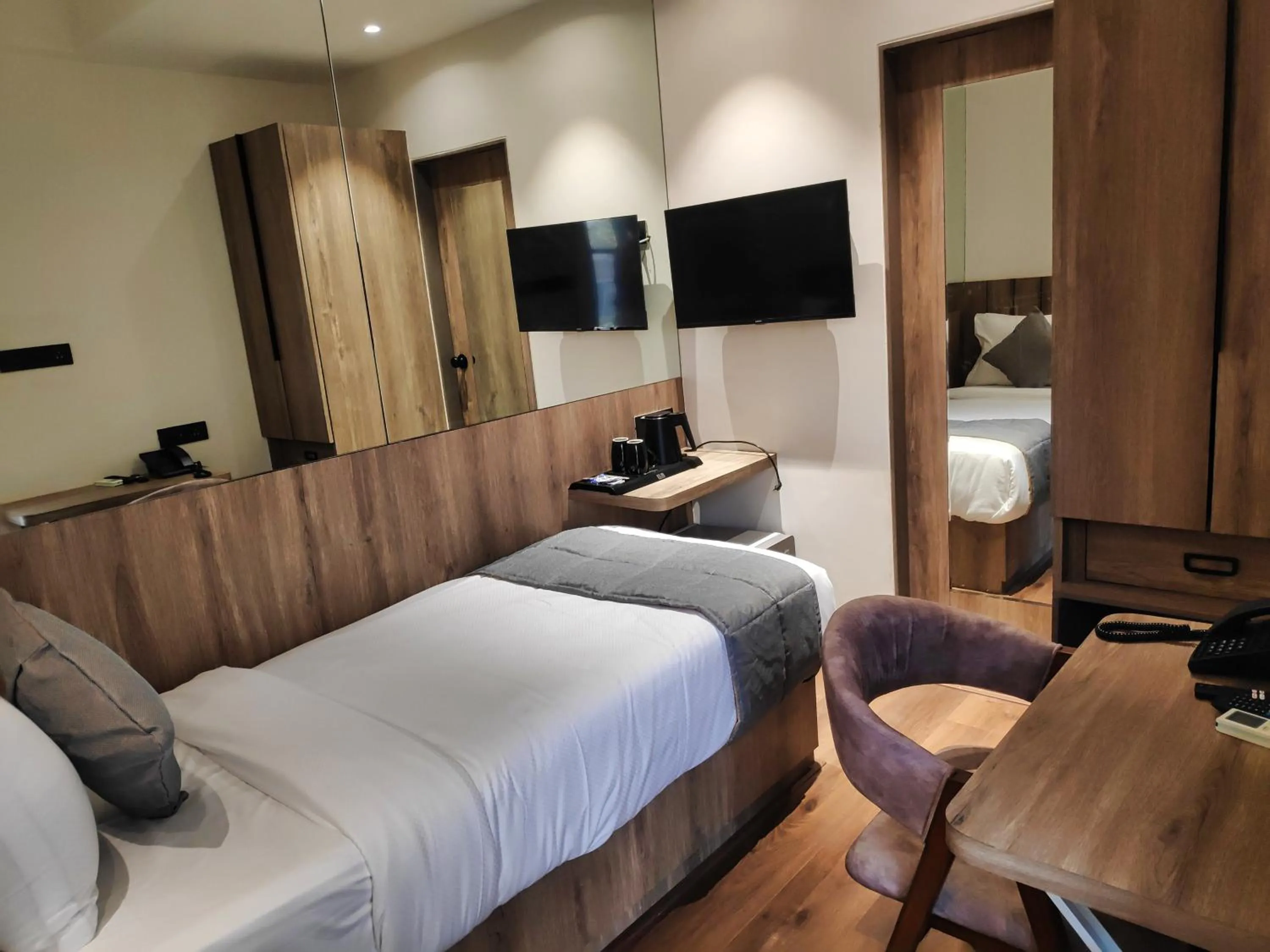 TV and multimedia, Bed in Maxxvalue Hotel MIDC - Andheri