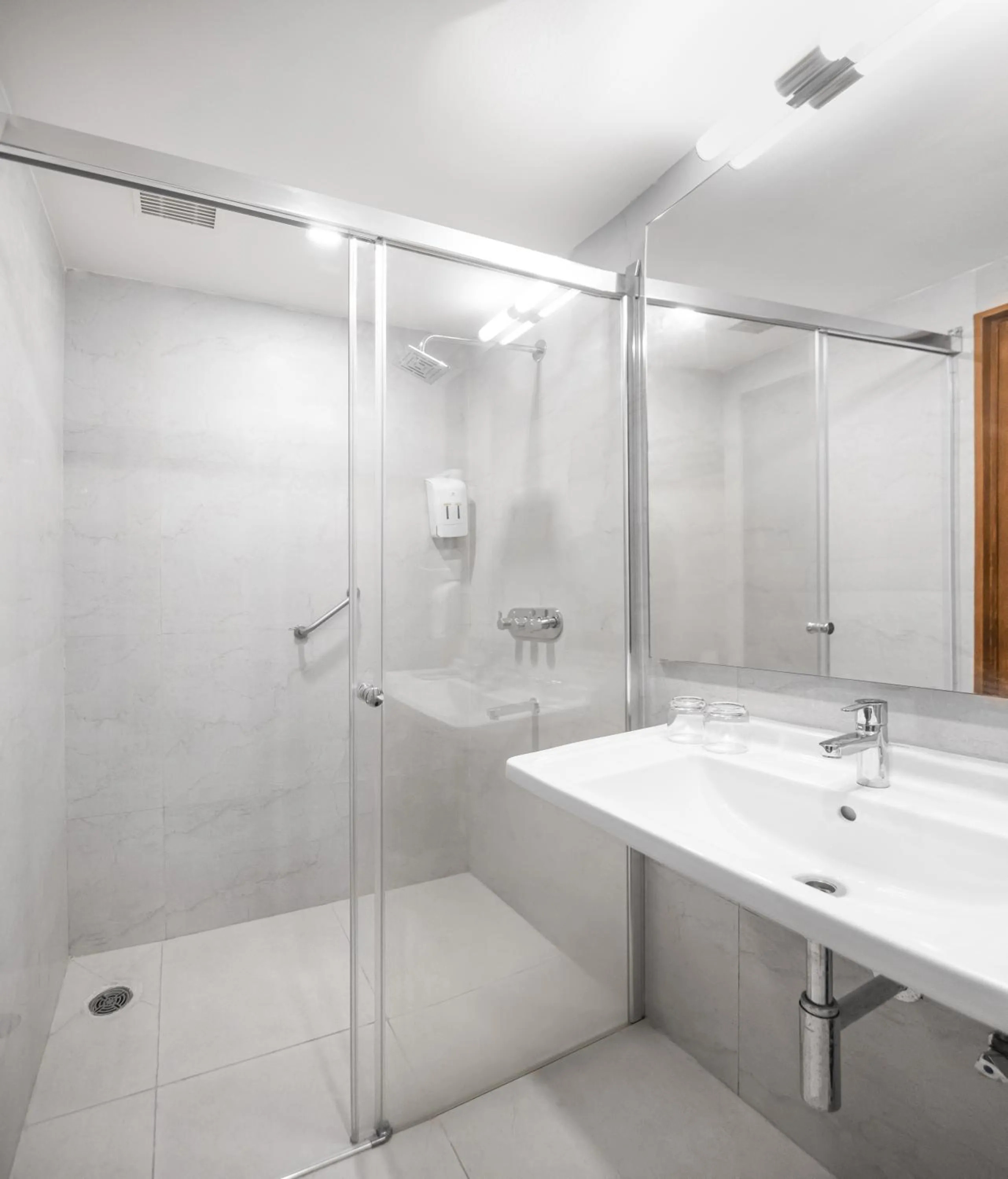 Bathroom in Hotel Turmeric