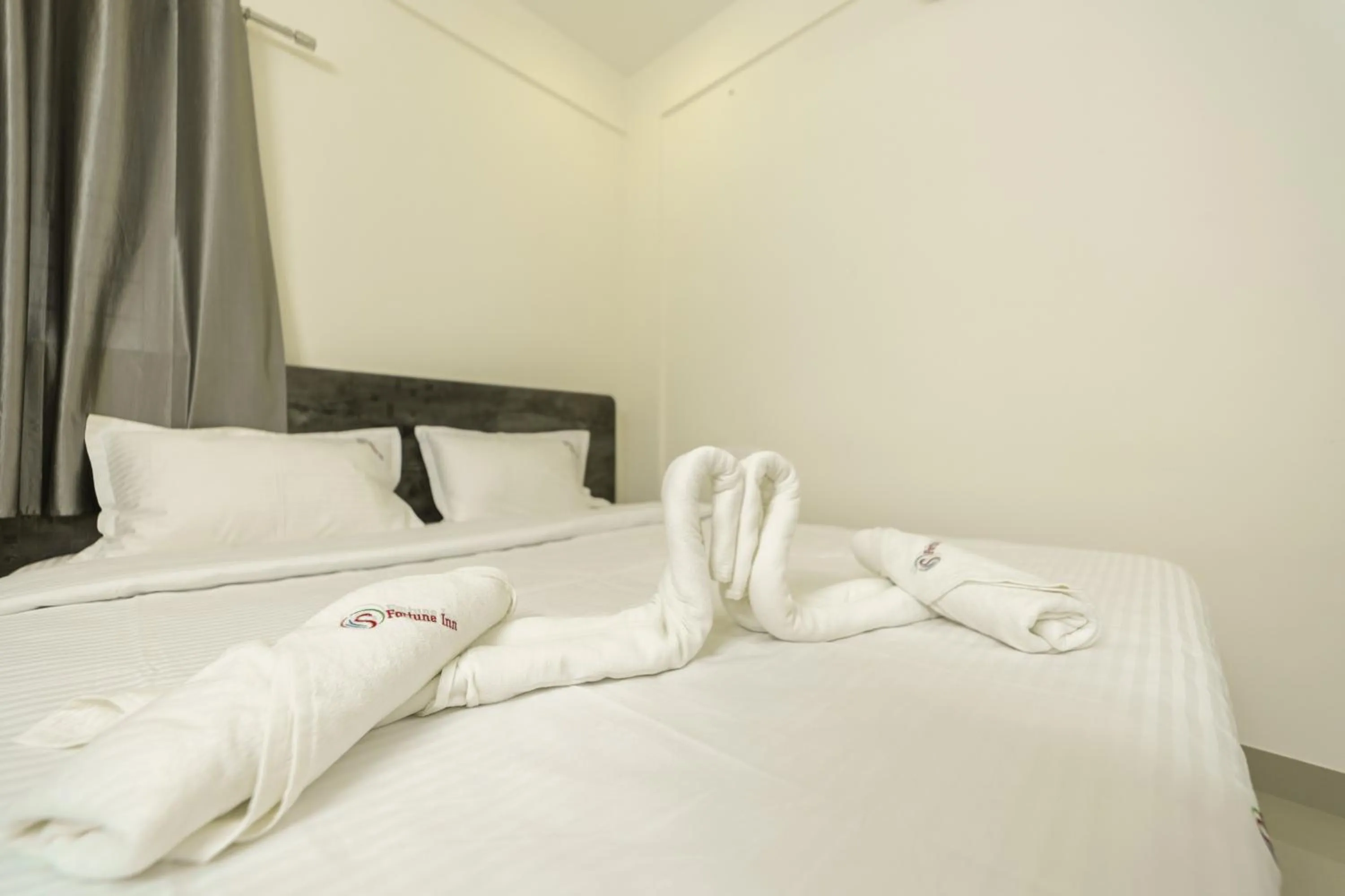 Photo of the whole room, Bed in Fortune Inn