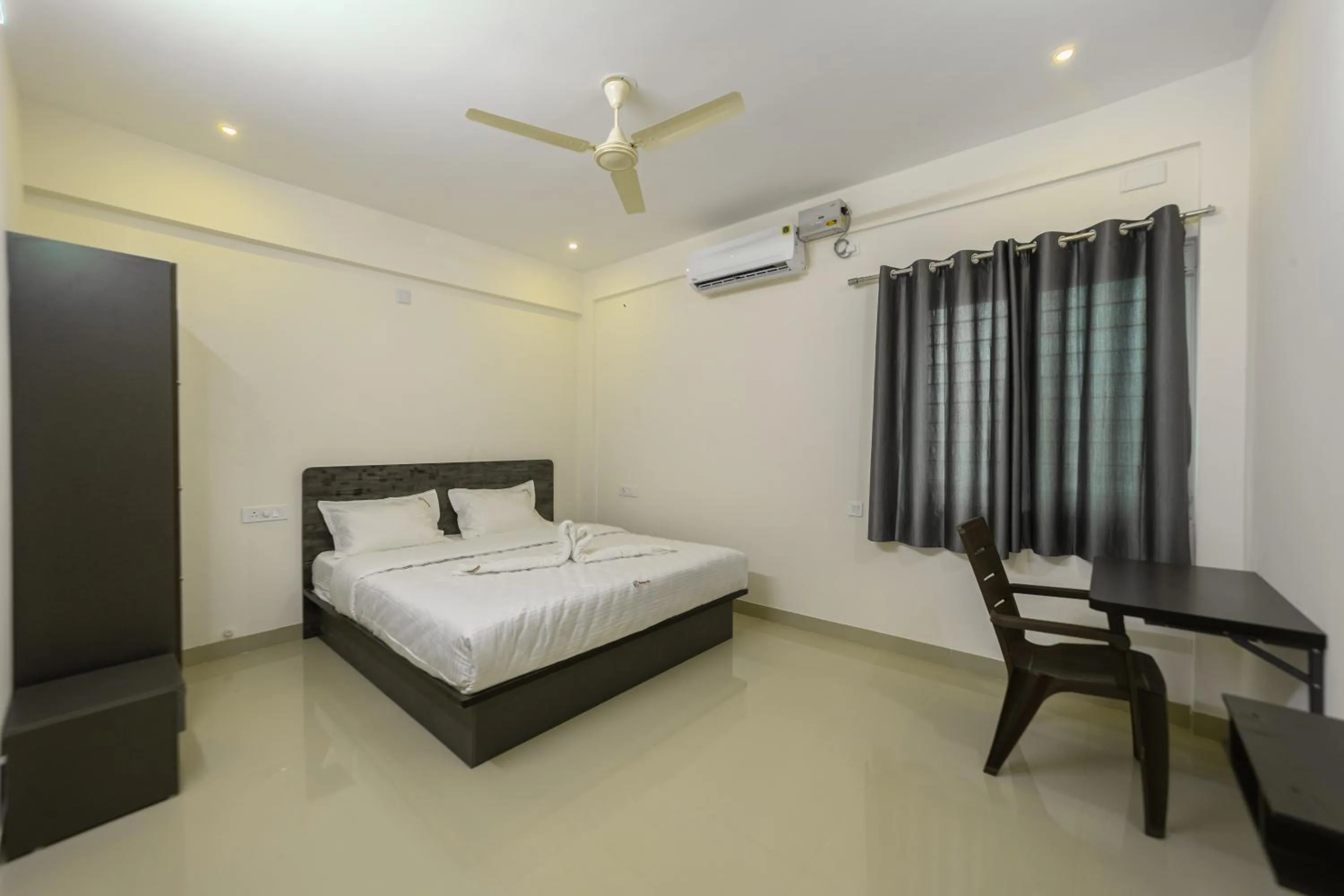 Photo of the whole room, Bed in Fortune Inn