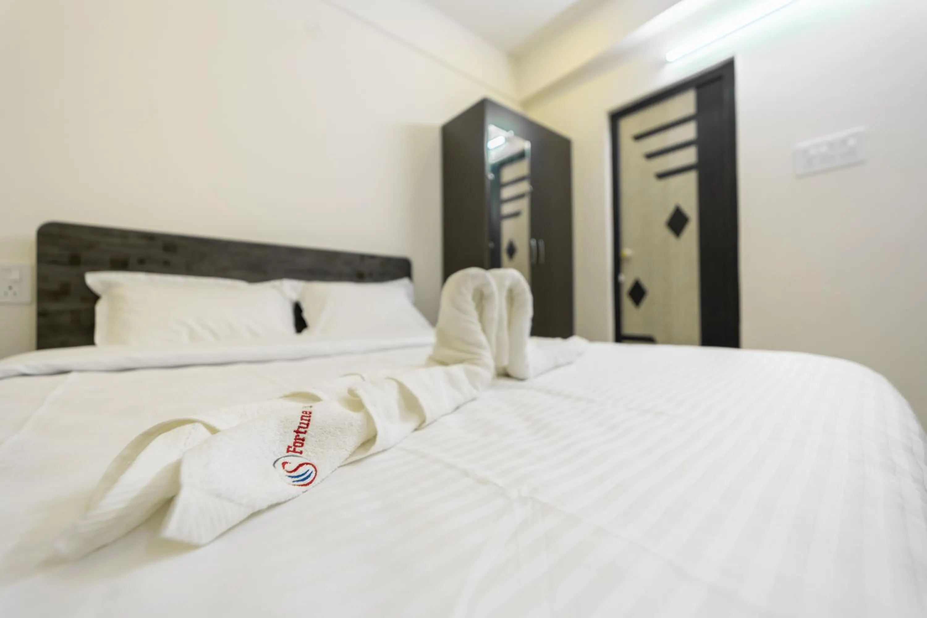 Photo of the whole room, Bed in Fortune Inn