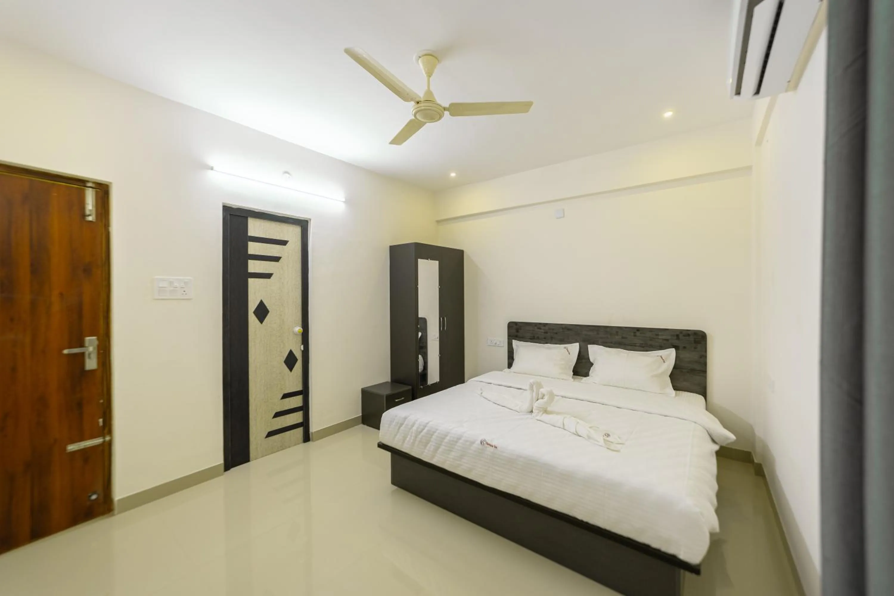 Photo of the whole room, Bed in Fortune Inn