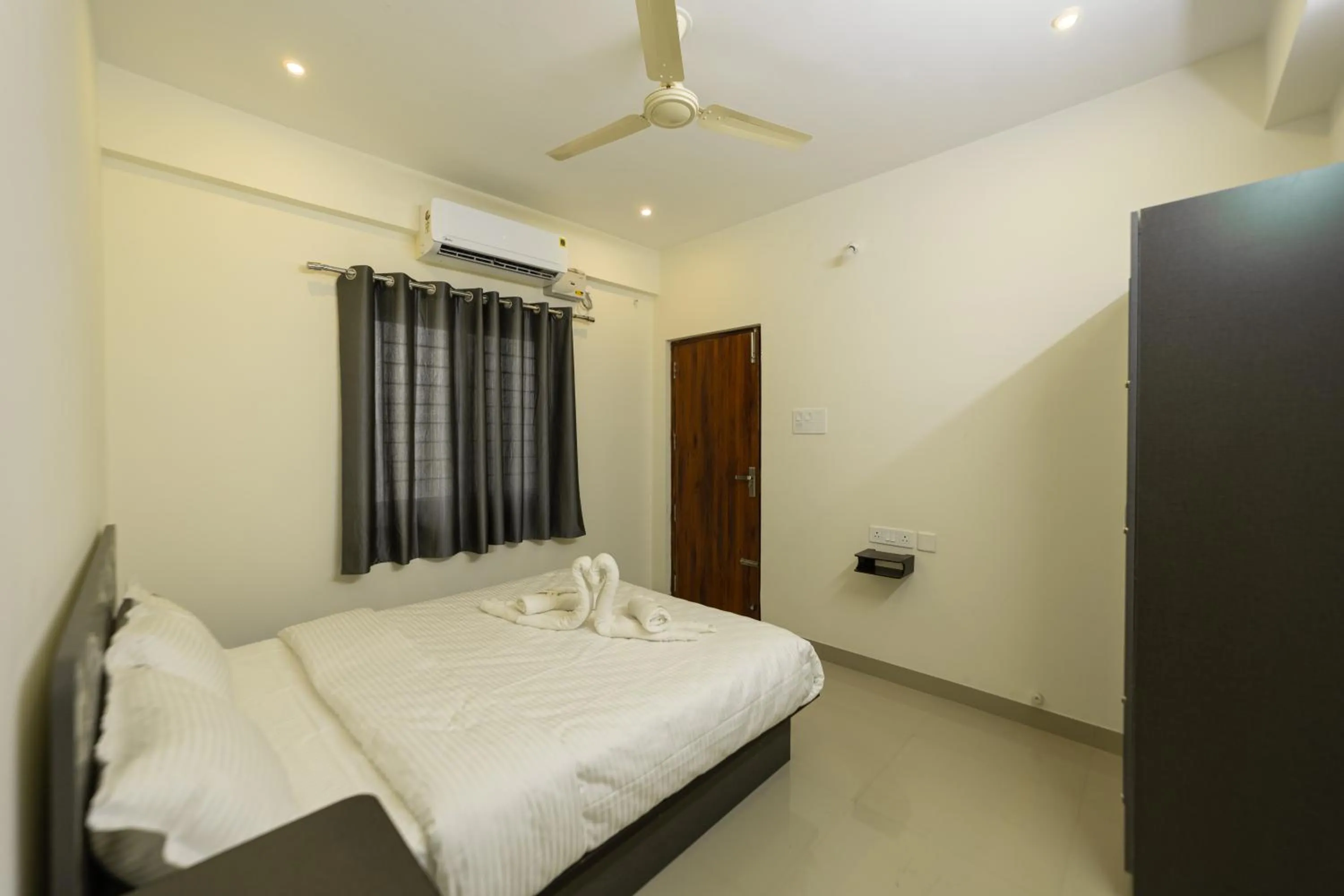 Photo of the whole room, Bed in Fortune Inn