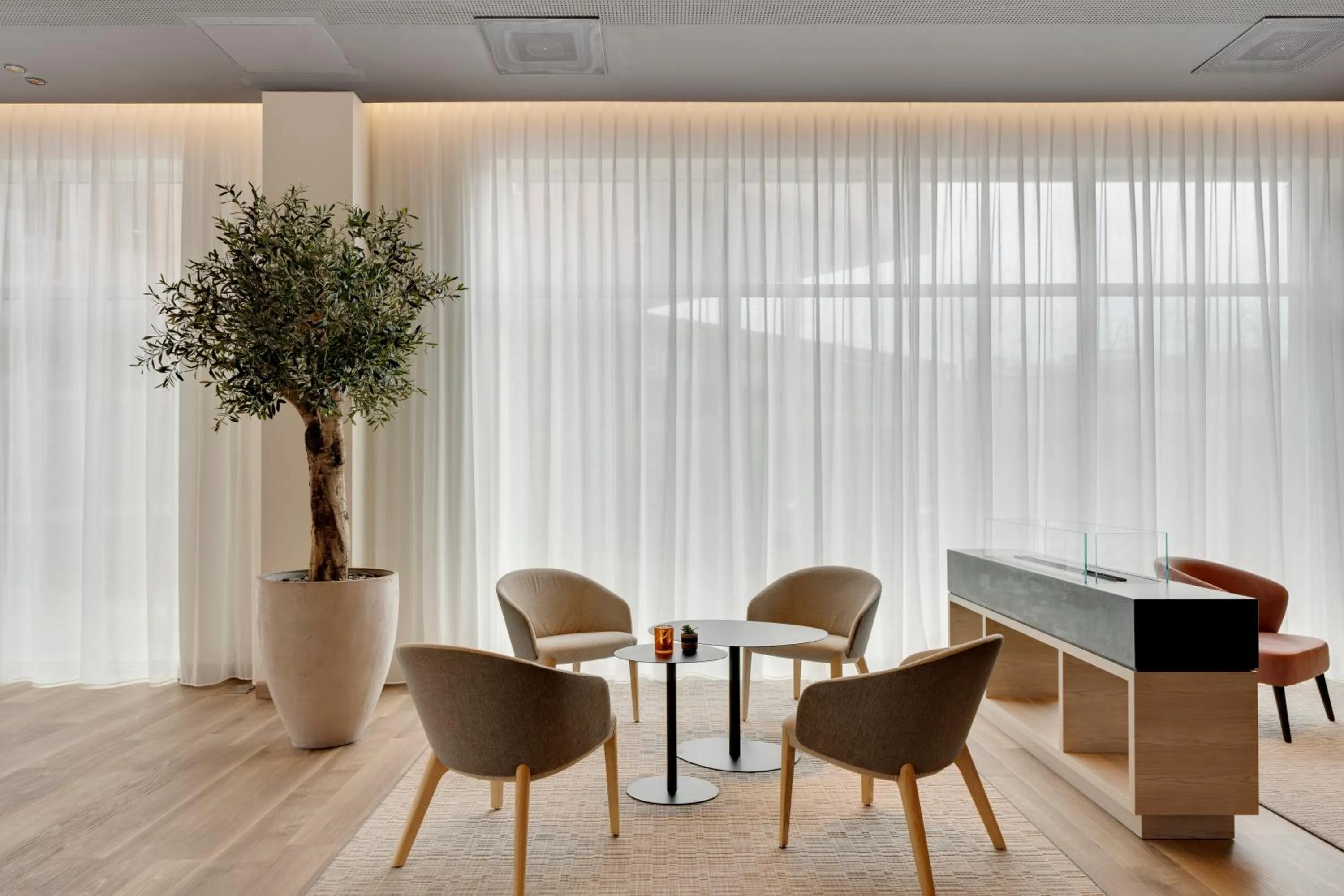 Seating area in IntercityHotel Breda