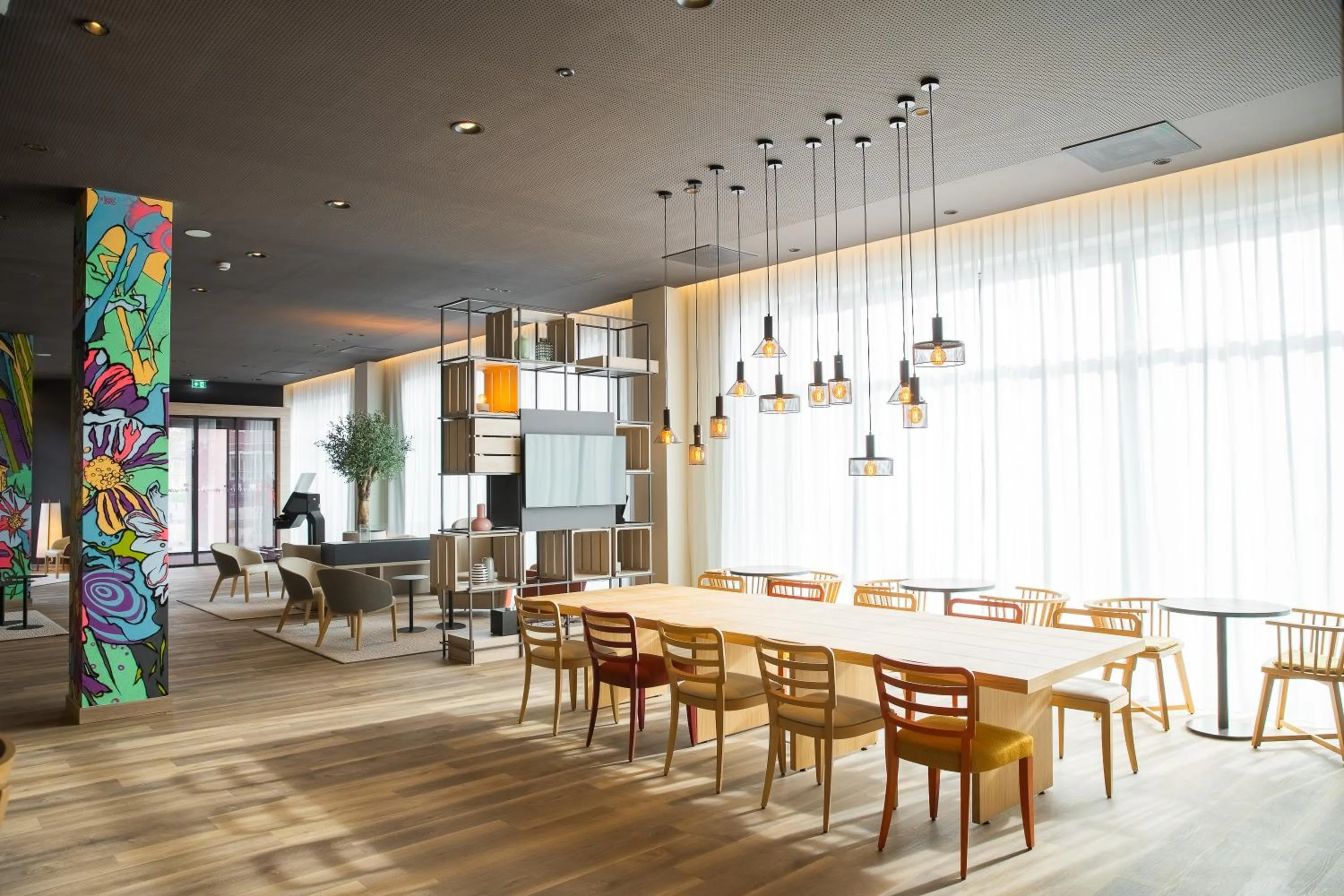 Seating area in IntercityHotel Breda