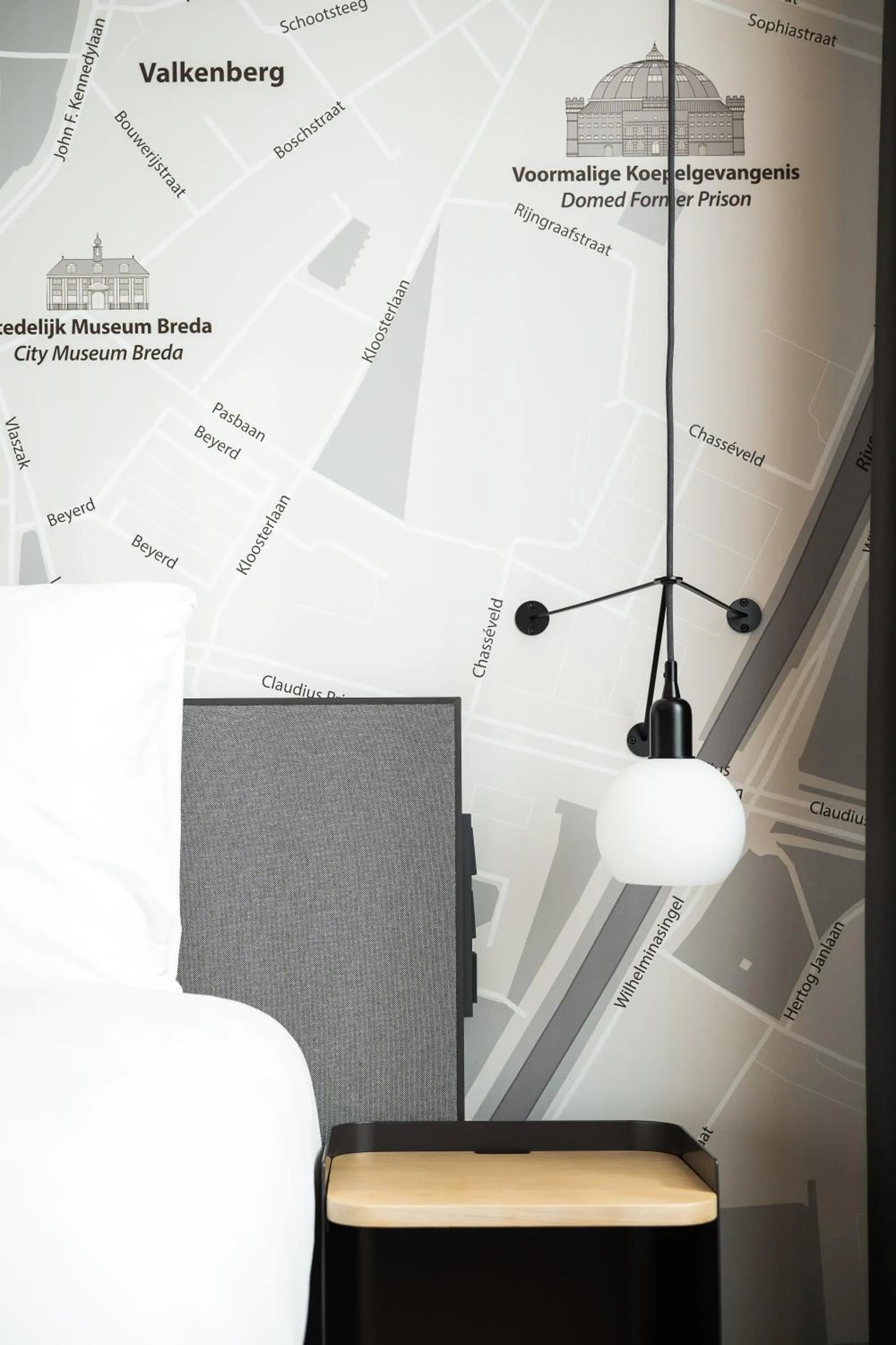 Bedroom in IntercityHotel Breda