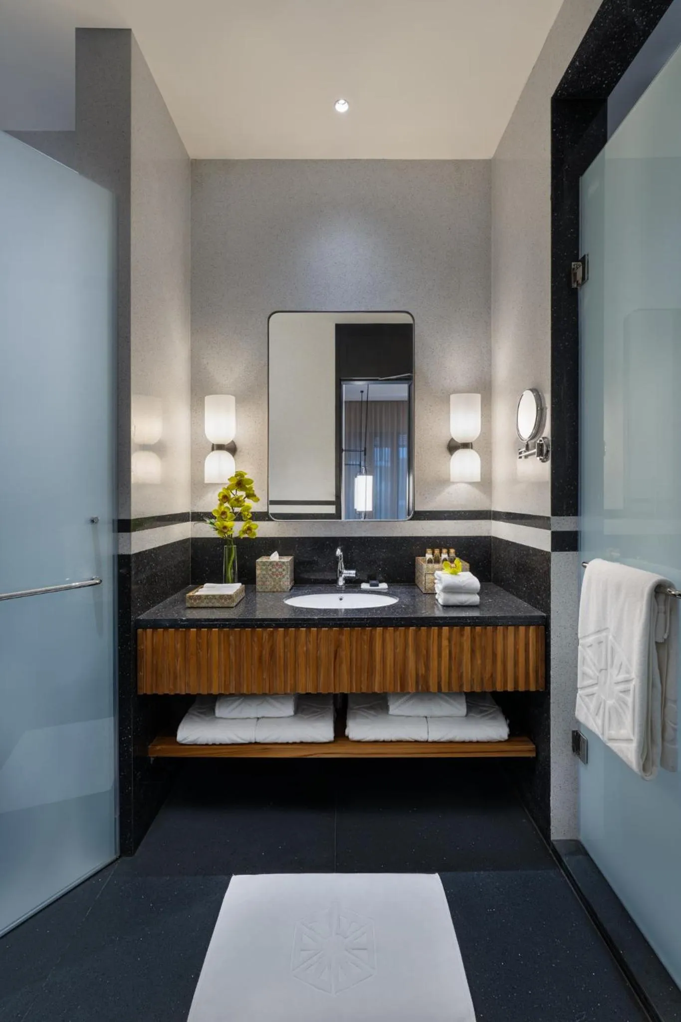 Bathroom, Bed in Taj Taal Kutir