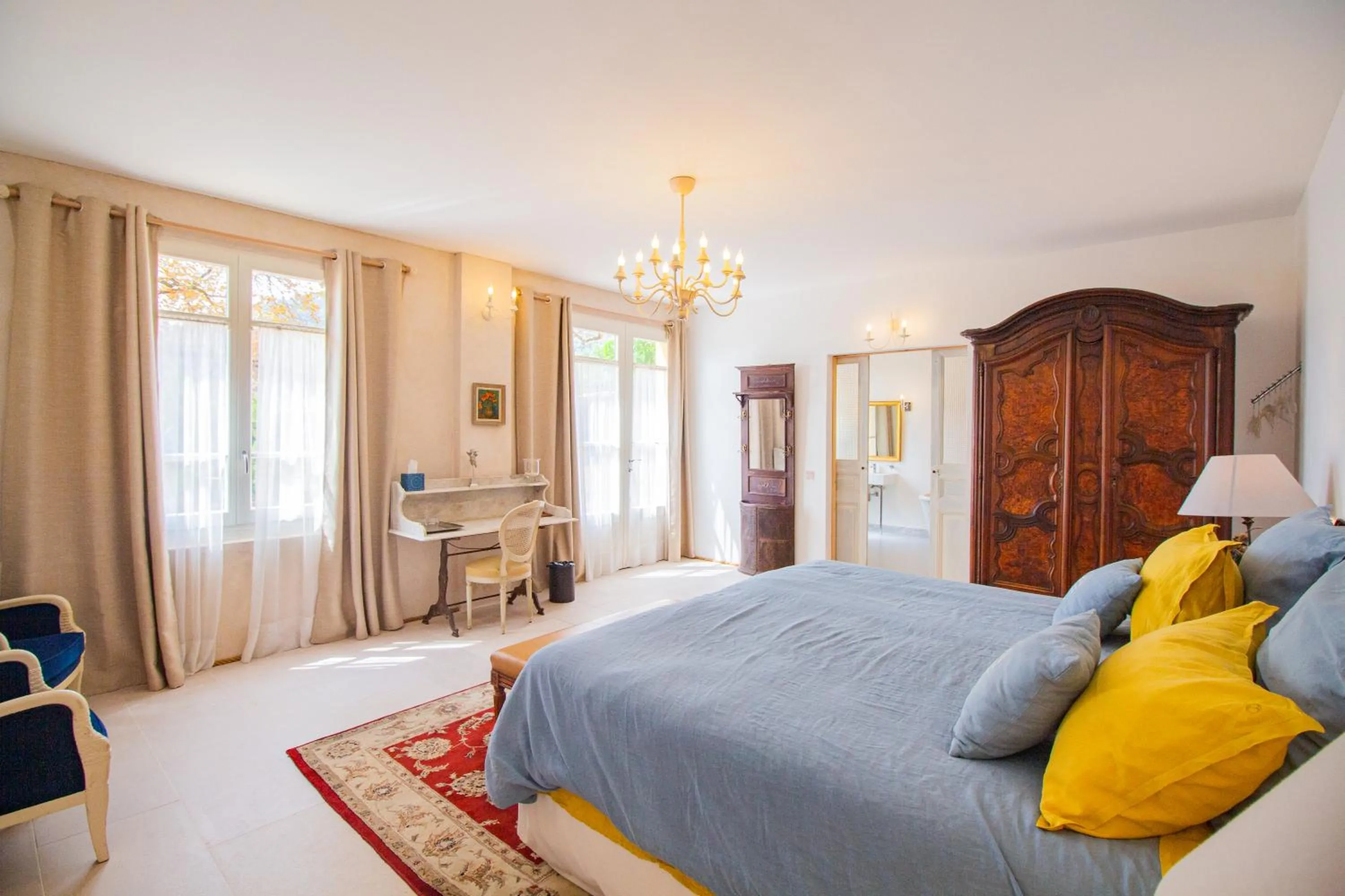 King Room with Roll-In Shower - Disability Access in Domaine de la Cascade Parfumée