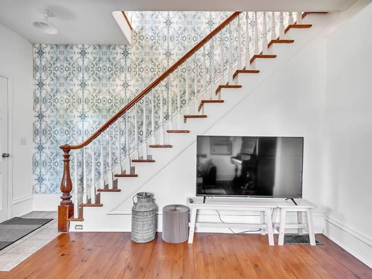 The Gem - Beautiful farmhouse with hot tub