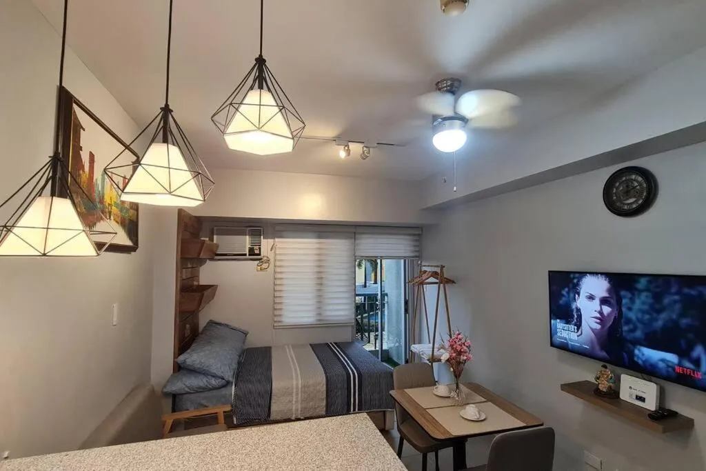 Affordable Condo in Makati w/ Wi-Fi, Netflix, Pool