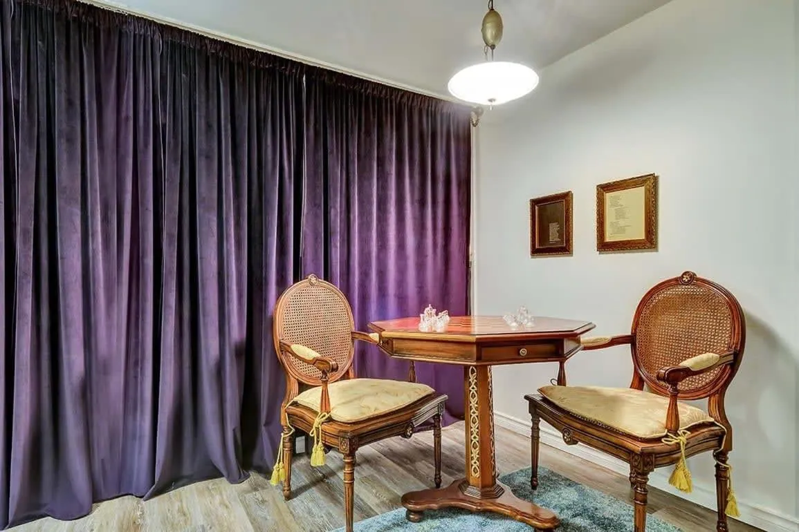 Retro vibe w hot tub piano lounge and vinyls