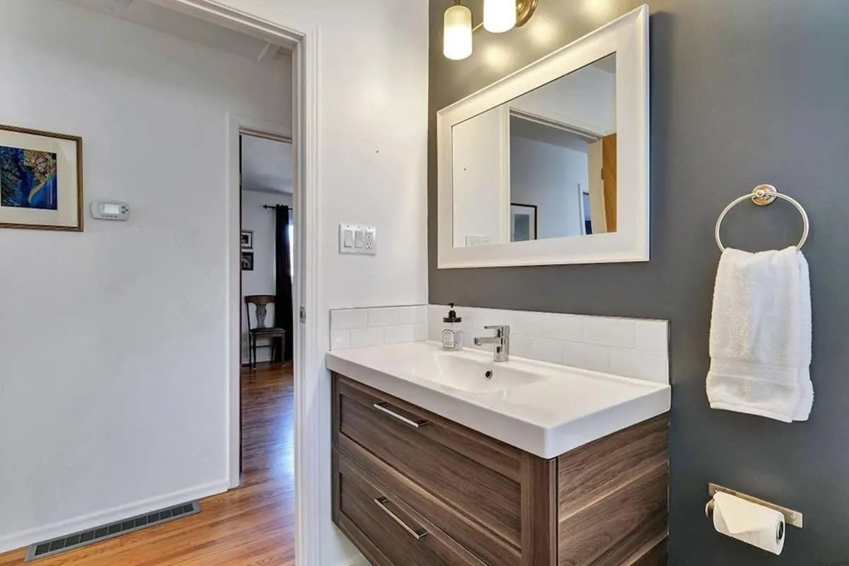 Retro vibe w hot tub piano lounge and vinyls