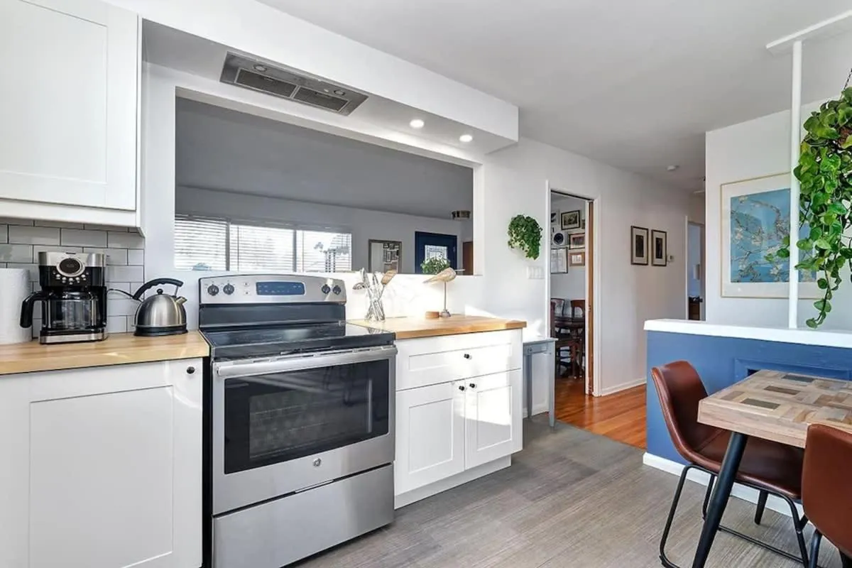 Retro vibe w hot tub piano lounge and vinyls