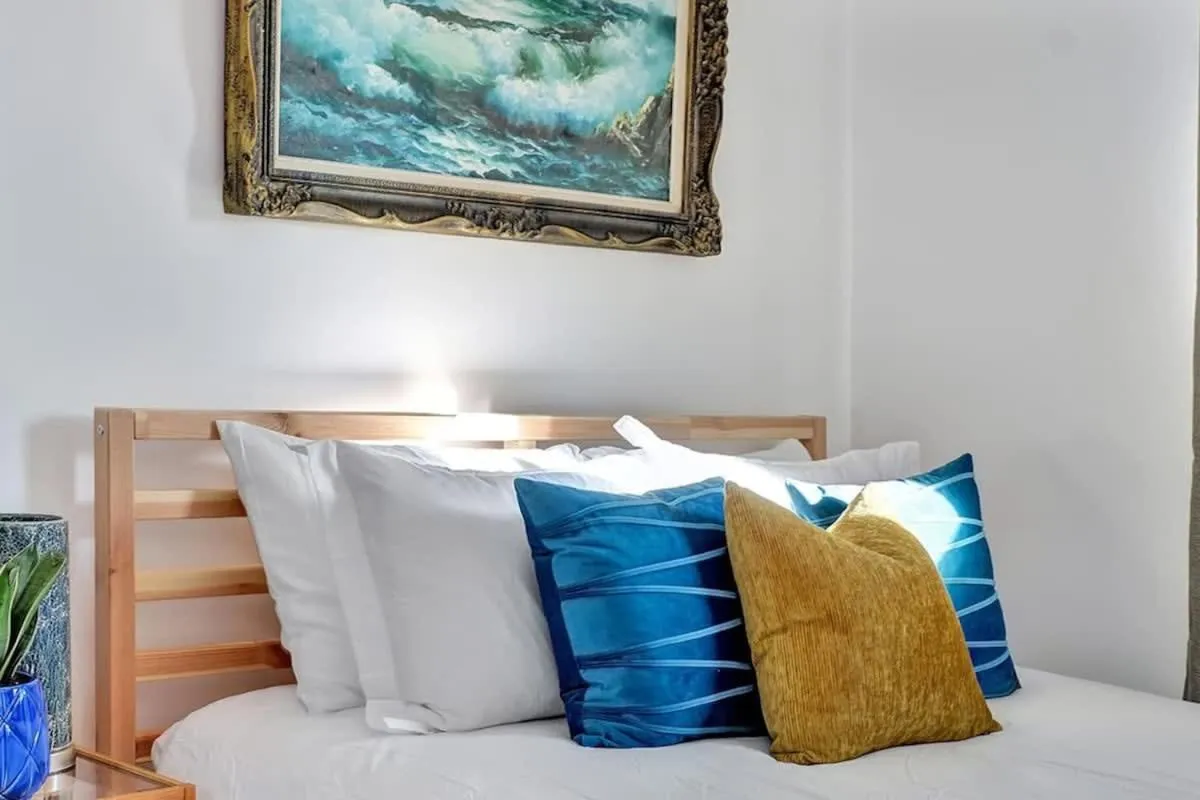 Bed in Retro vibe w hot tub piano lounge and vinyls