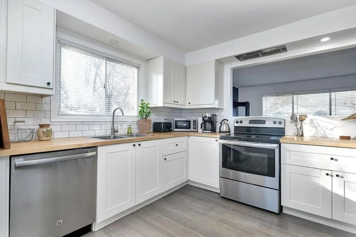 Retro vibe w hot tub piano lounge and vinyls