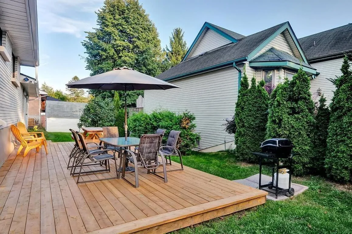 Retro vibe w hot tub piano lounge and vinyls