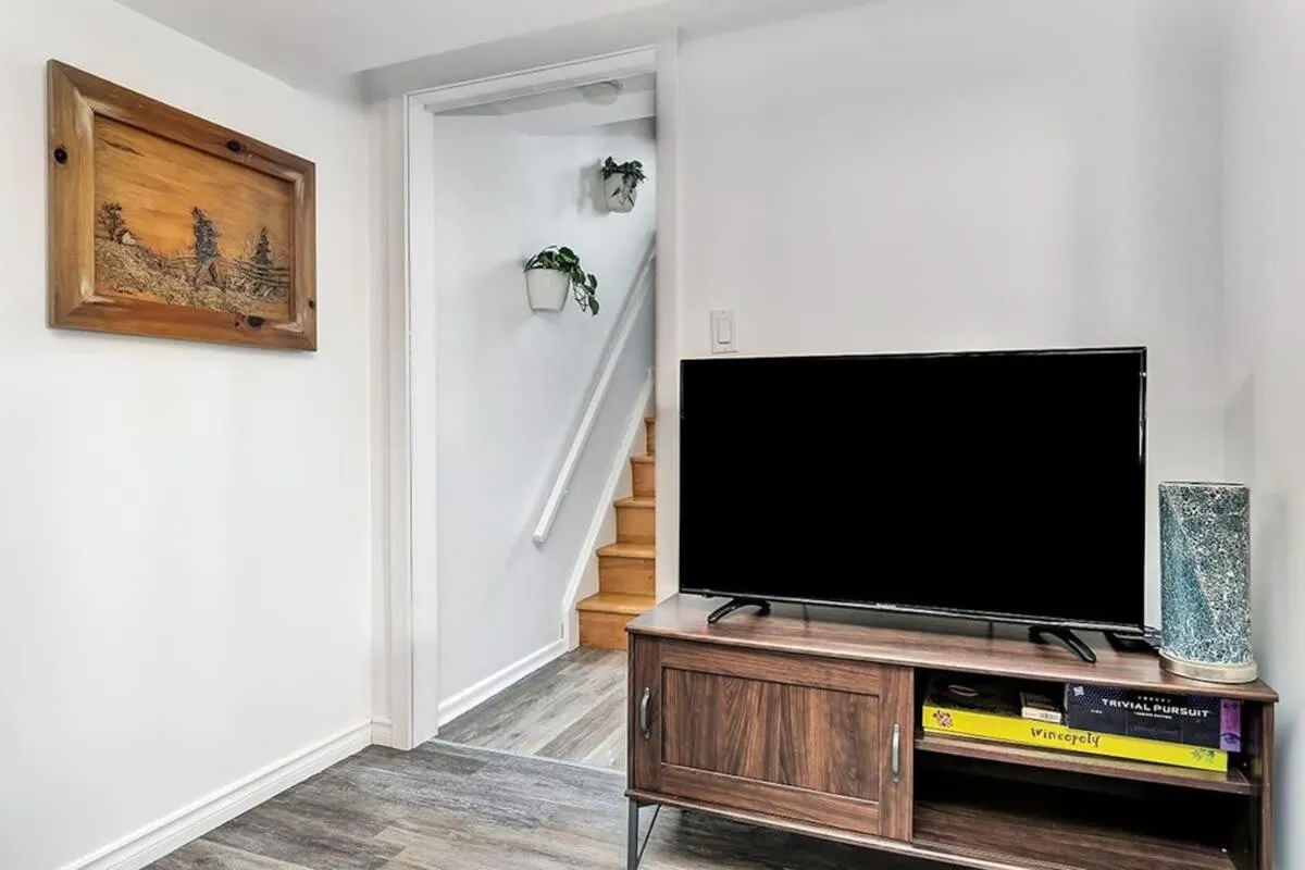 Retro vibe w hot tub piano lounge and vinyls