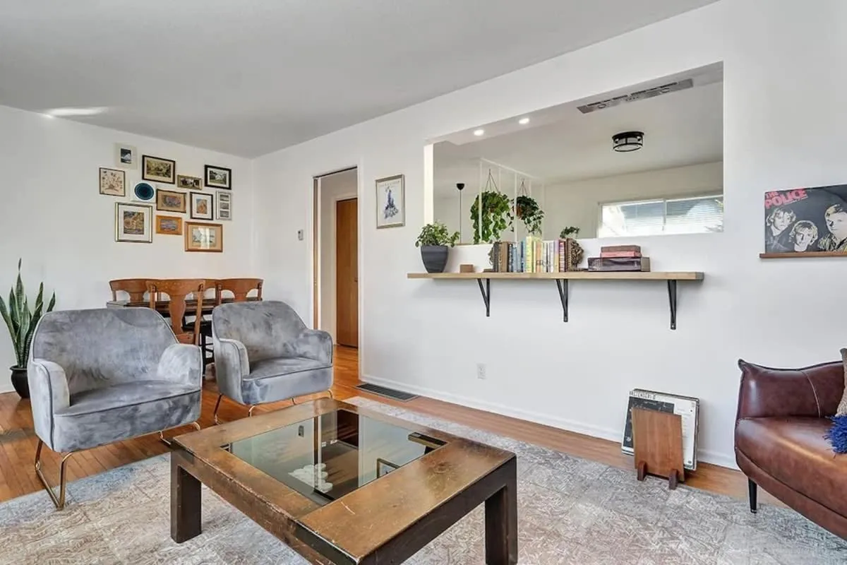 Retro vibe w hot tub piano lounge and vinyls