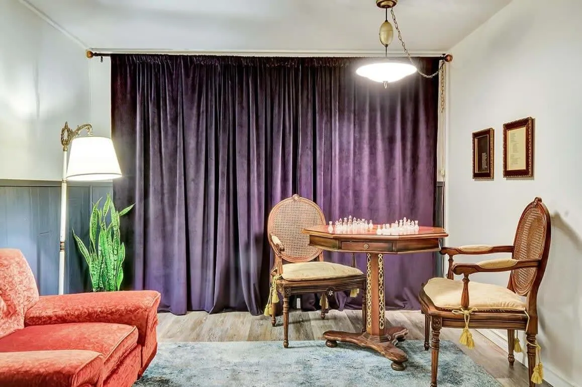 Retro vibe w hot tub piano lounge and vinyls