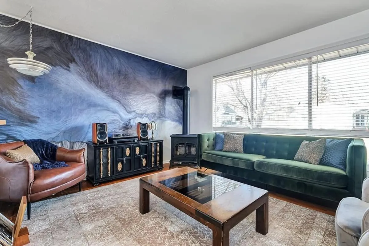 Retro vibe w hot tub piano lounge and vinyls