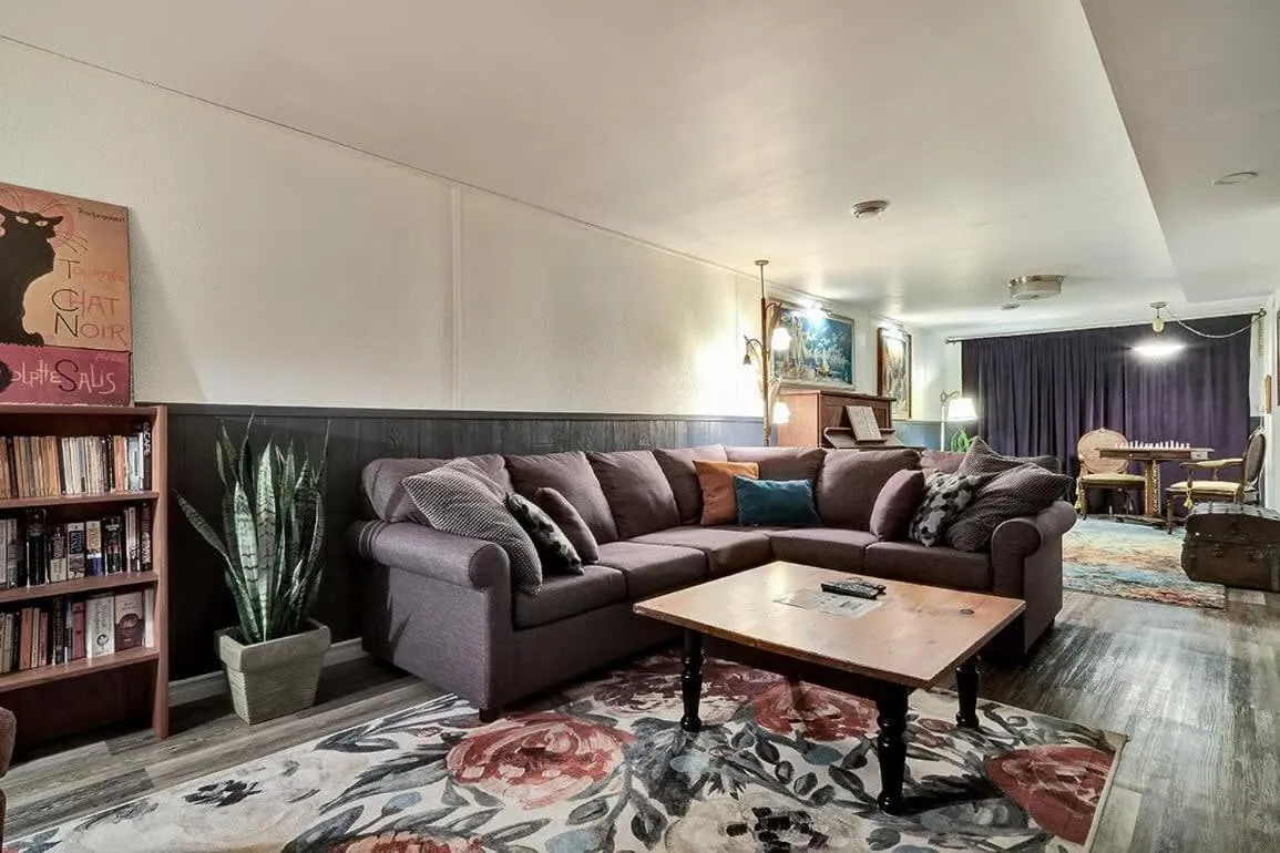 Retro vibe w hot tub piano lounge and vinyls