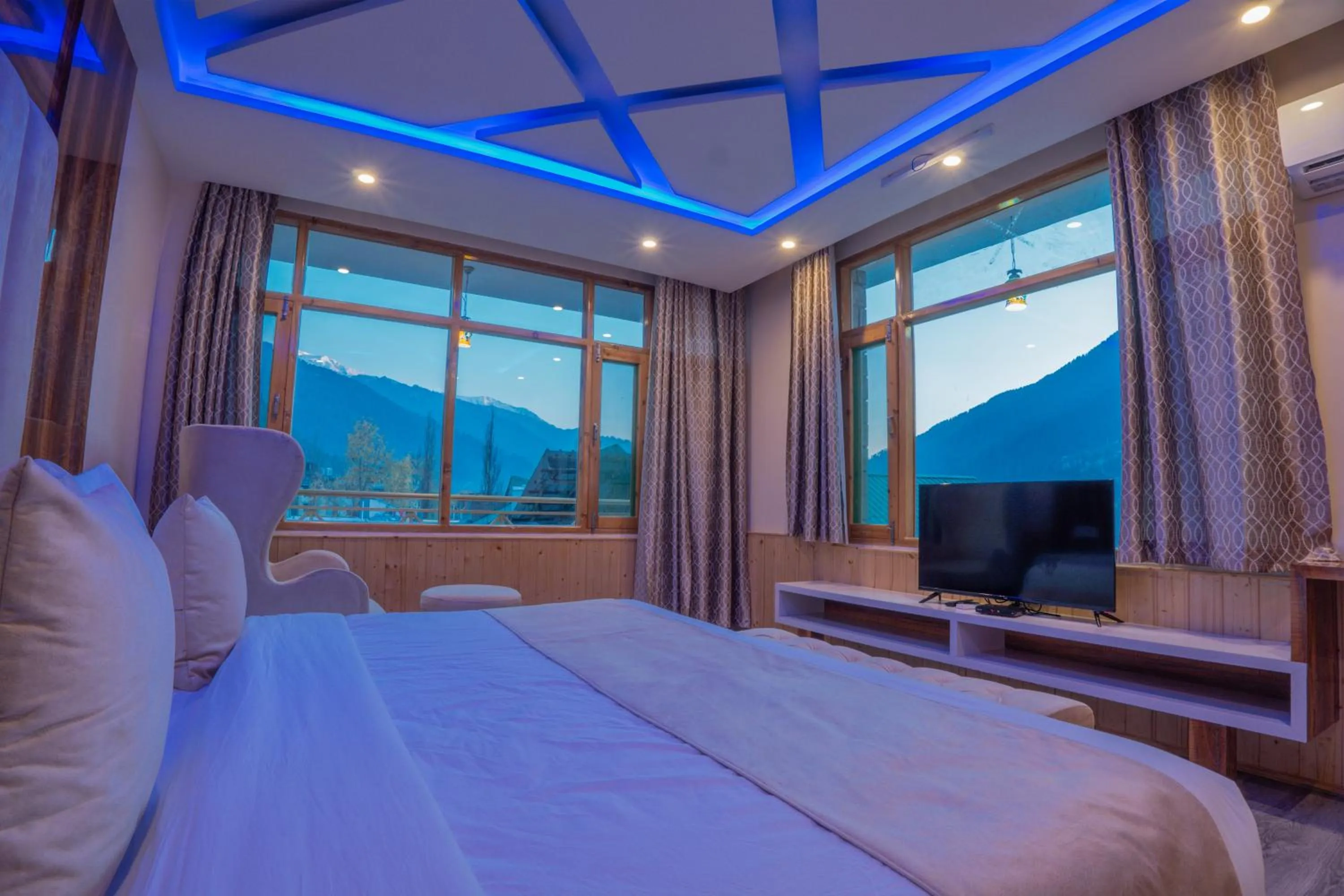 Photo of the whole room, Bed in Hill River Resort By West Western -Property of the Year 2024-25 - Central Heated & Air Cooled, Near Mall Road