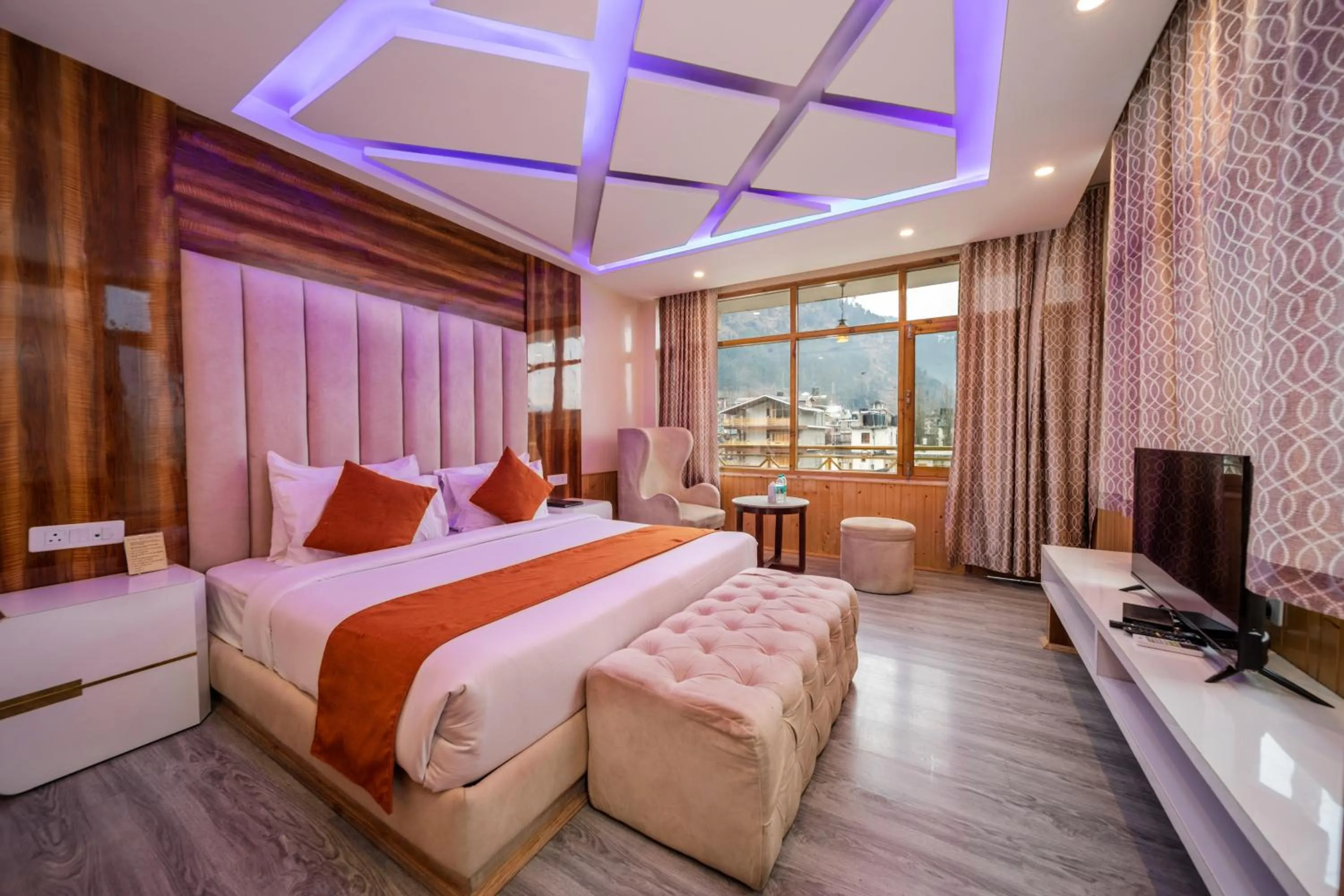 Photo of the whole room, Bed in Hill River Resort By West Western -Property of the Year 2024-25 - Central Heated & Air Cooled, Near Mall Road