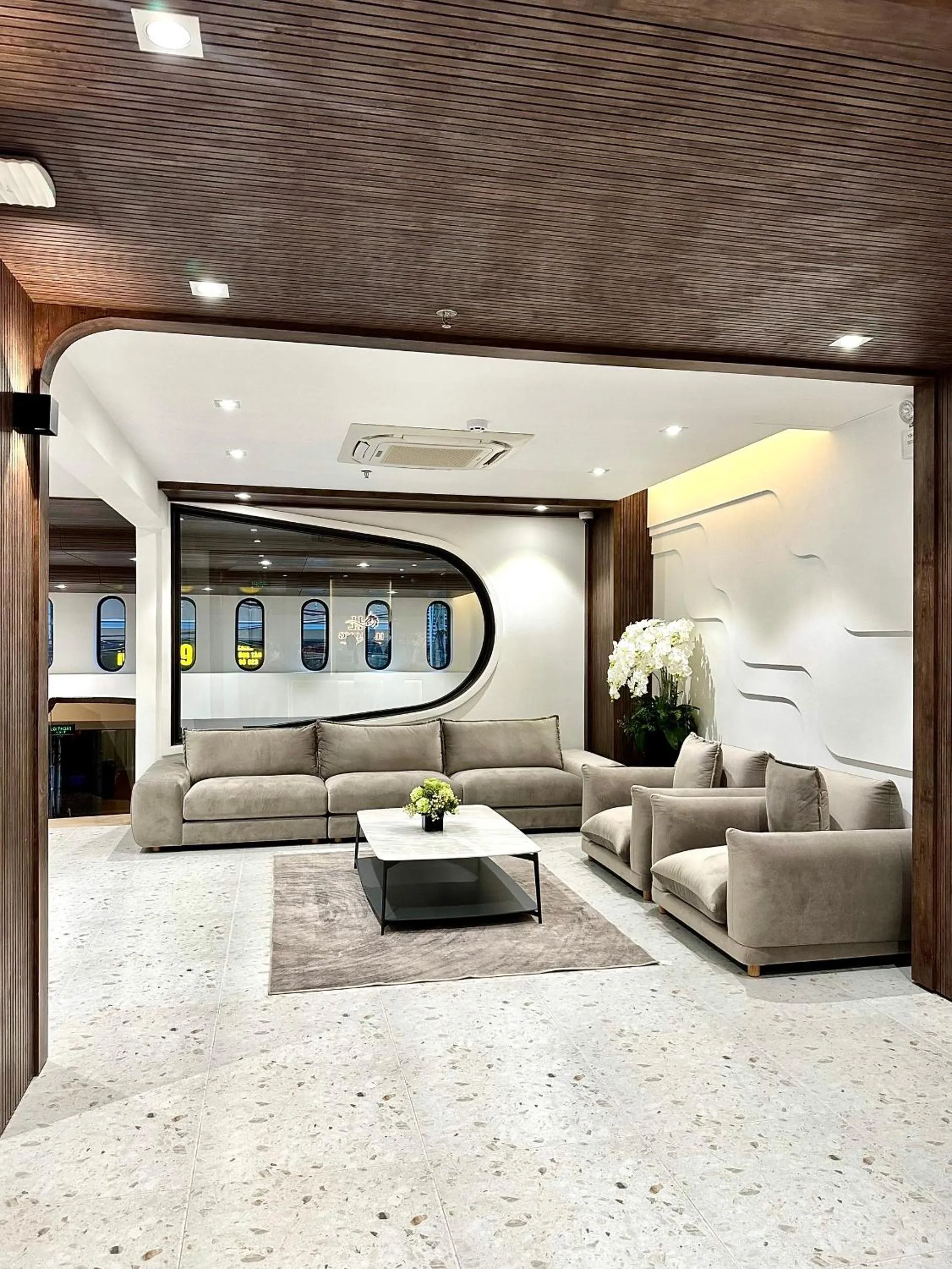 Communal lounge/ TV room in Hải Long Hotel 2