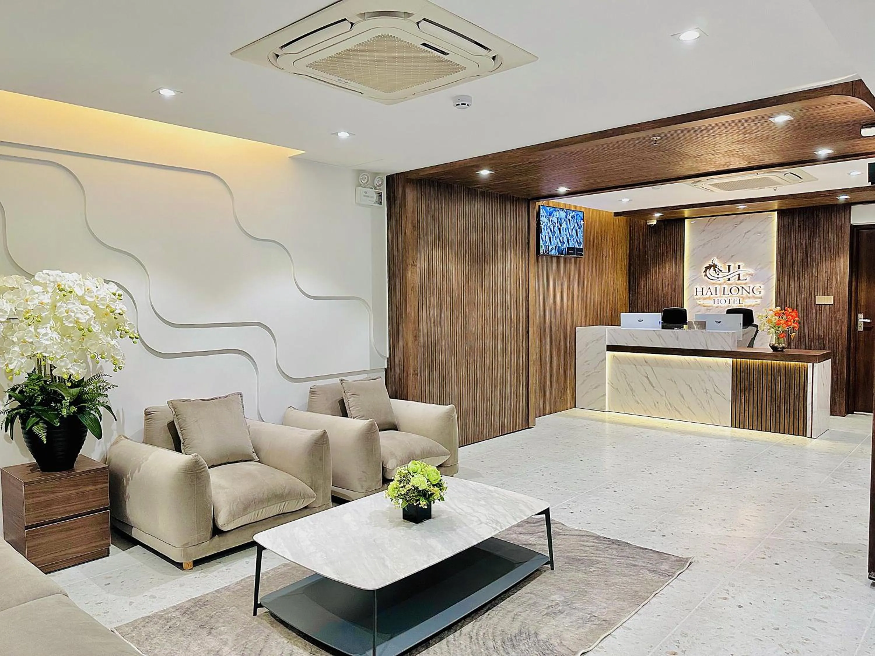 Communal lounge/ TV room in Hải Long Hotel 2