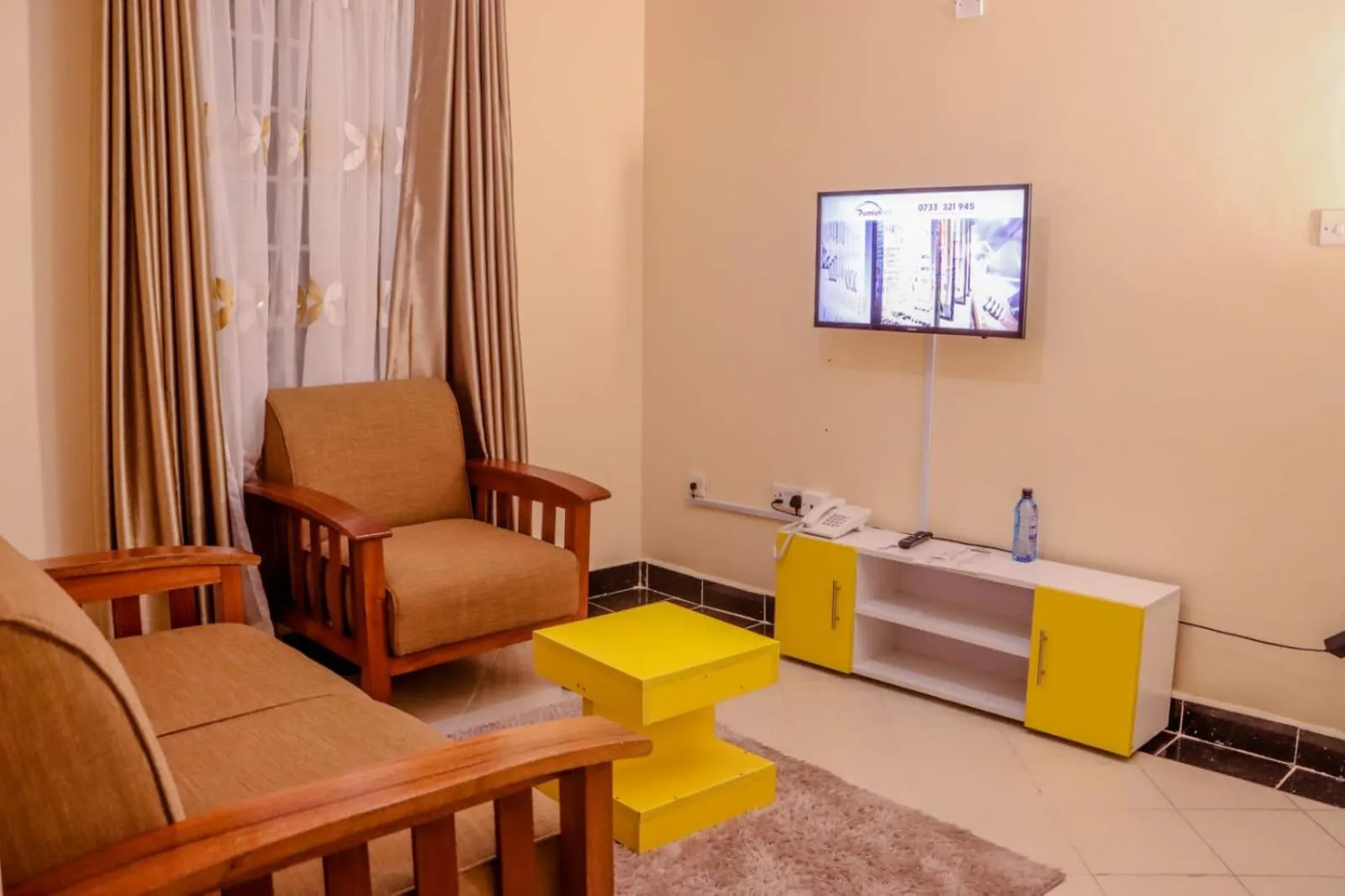 TV and multimedia in Dayo Suites and Hotel